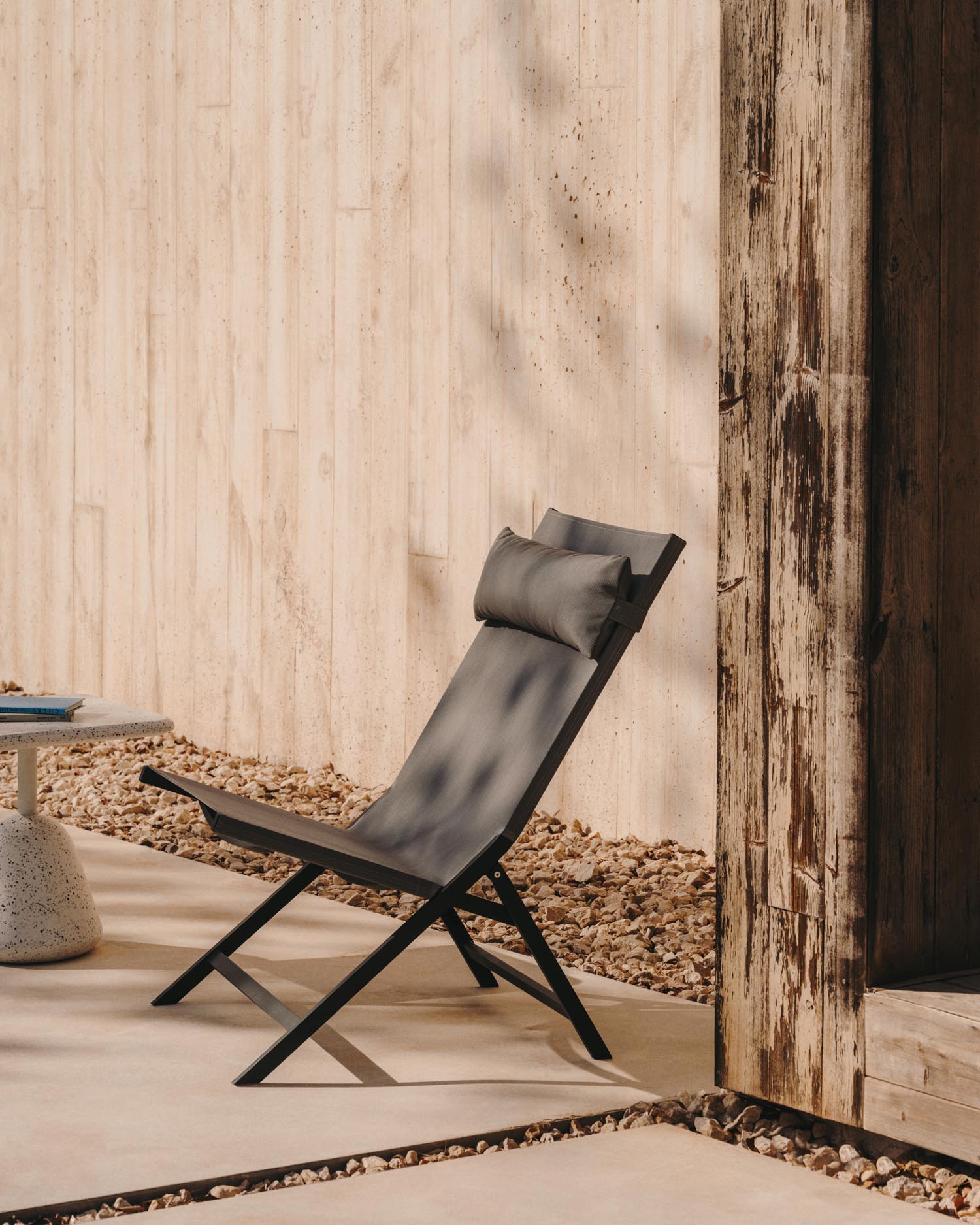 Moderner Canutells Klappstuhl aus Aluminium, dunkelgrau, von Kave Home. Leicht, stilvoll und ideal für jeden Außenbereich.