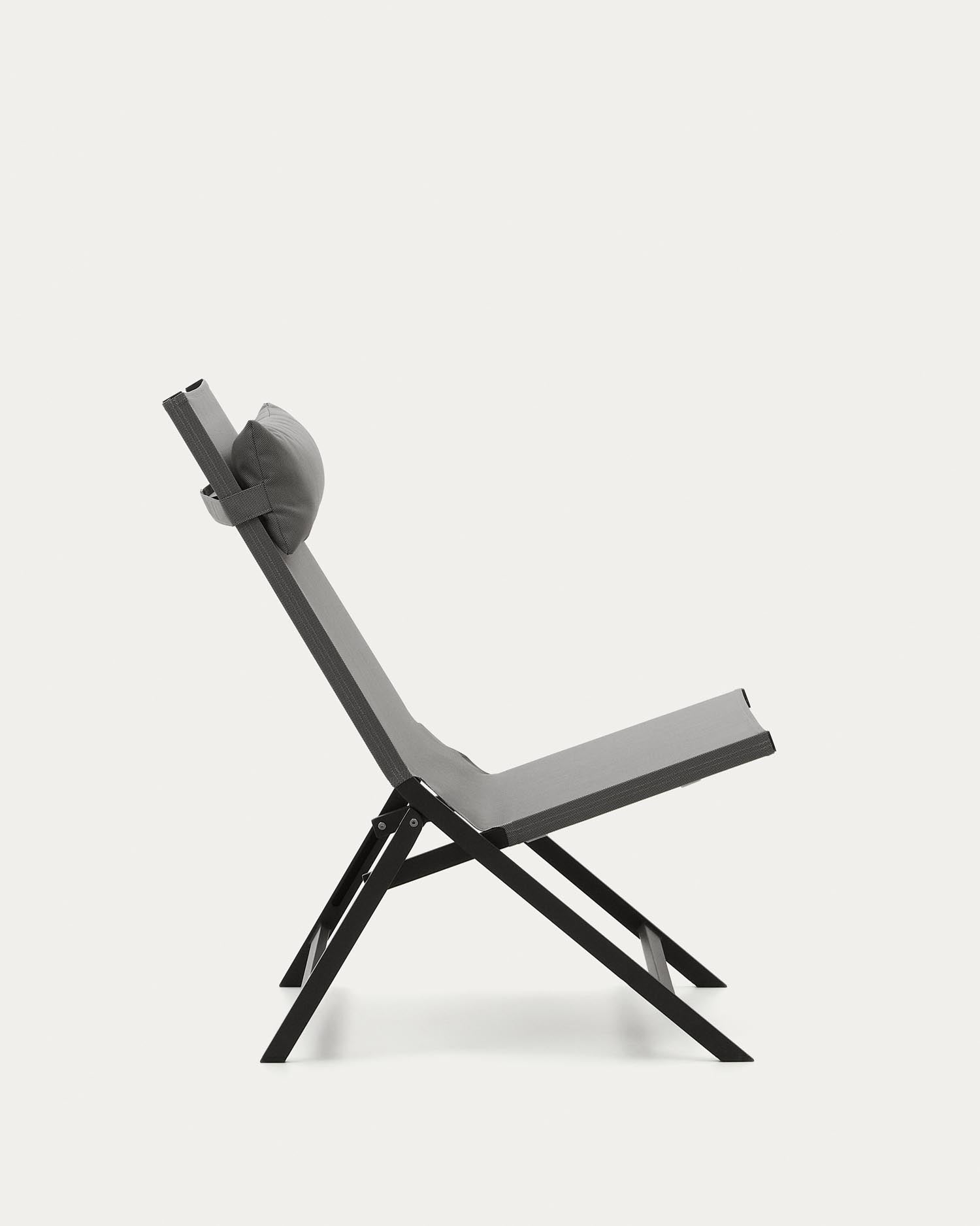 Eleganter Canutells Klappstuhl aus Aluminium in Dunkelgrau von Kave Home, perfekt für stilvolle und praktische Außenbereiche.