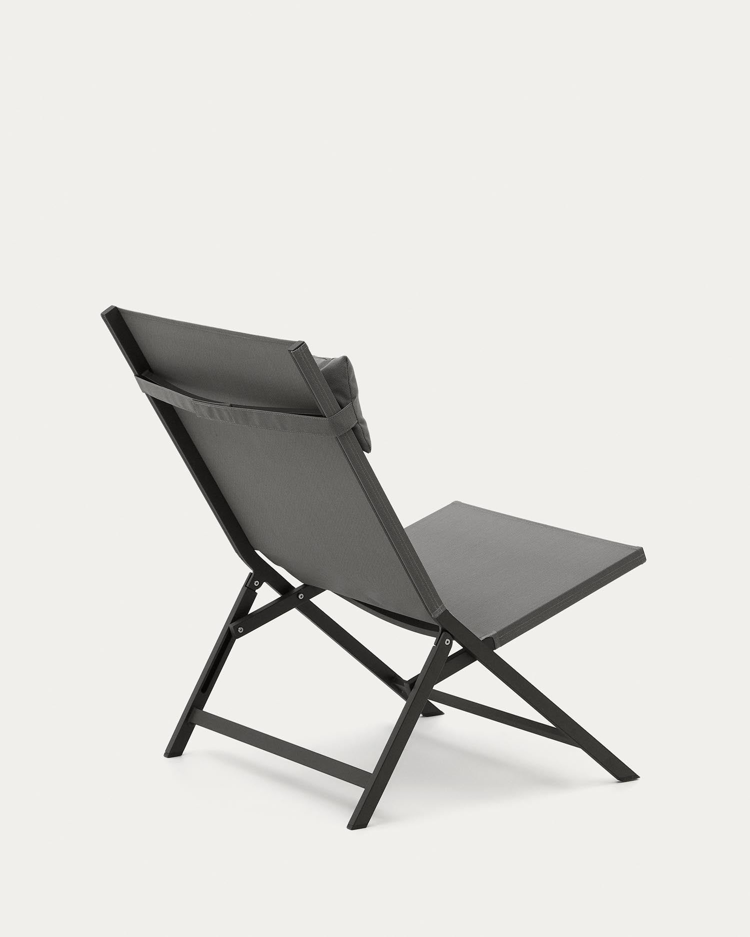 Moderner Canutells Klappstuhl aus Aluminium in Dunkelgrau von Kave Home, ideal für elegante und funktionale Außenbereiche.