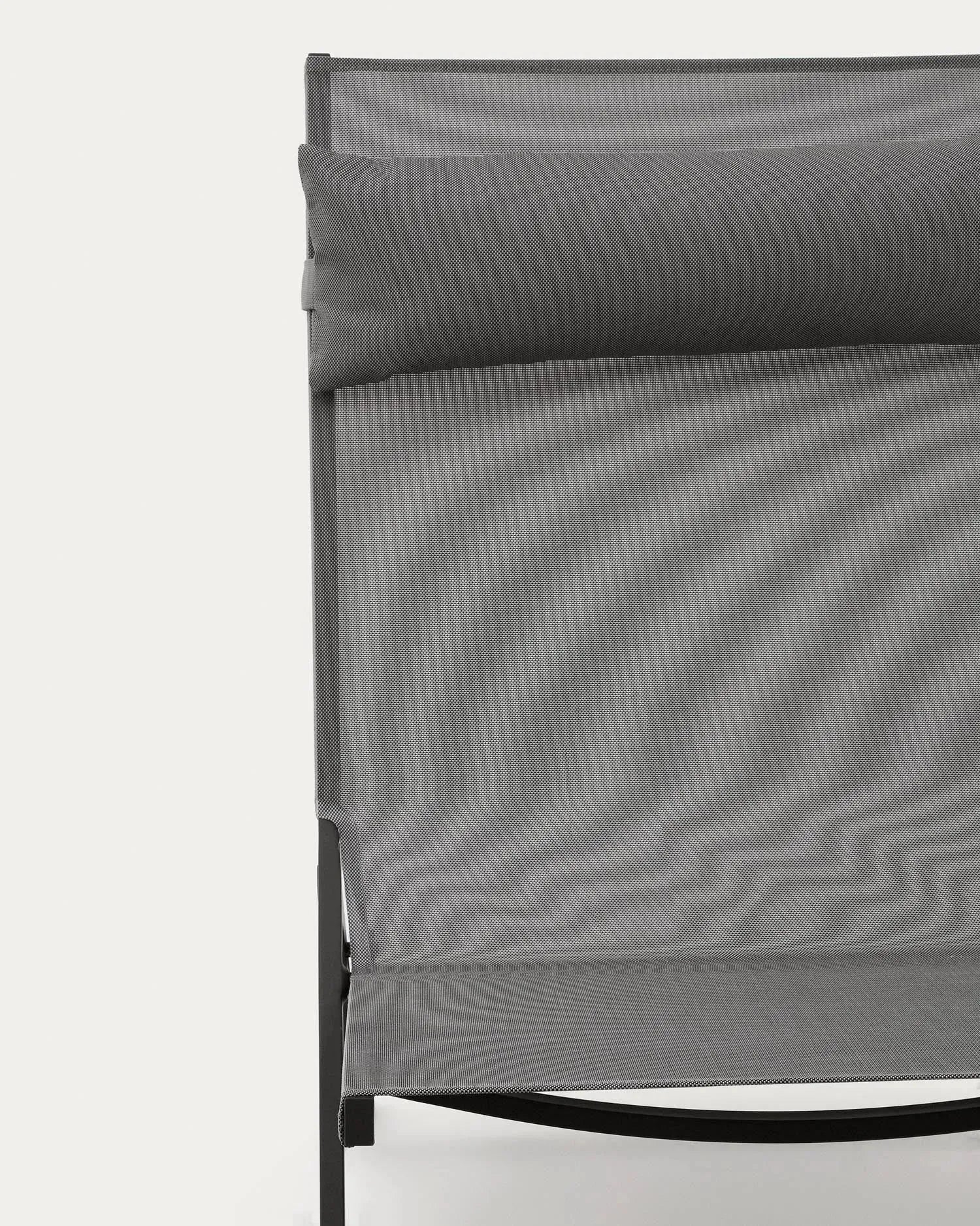 Moderner Canutells Klappstuhl aus Aluminium in Dunkelgrau von Kave Home, ideal für elegante und funktionale Außenbereiche.