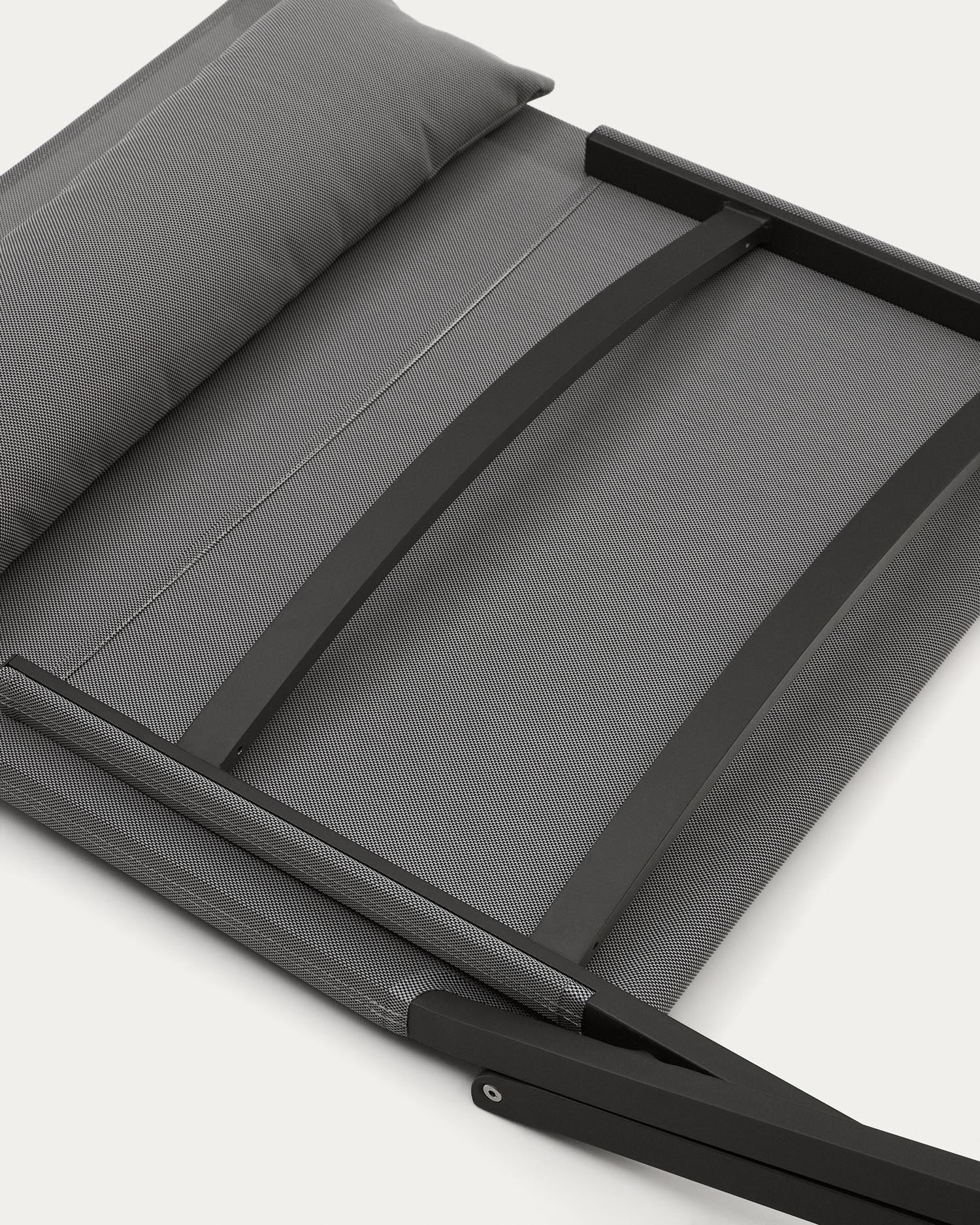 Moderner Canutells Klappstuhl aus Aluminium in Dunkelgrau von Kave Home, ideal für elegante und funktionale Außenbereiche.