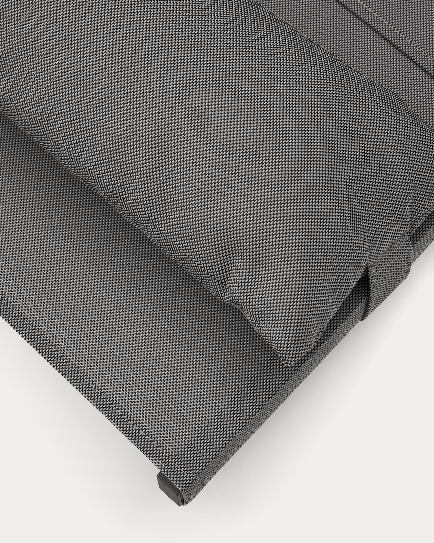 Eleganter Canutells Klappstuhl aus Aluminium in Dunkelgrau von Kave Home, perfekt für stilvolle und praktische Außenbereiche.