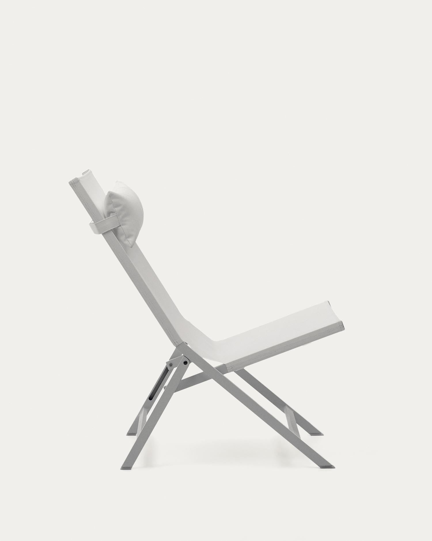 Moderner Canutells Klappstuhl aus Aluminium, weiß lackiert, von Kave Home. Leicht, kompakt und ideal für vielseitige Nutzung.