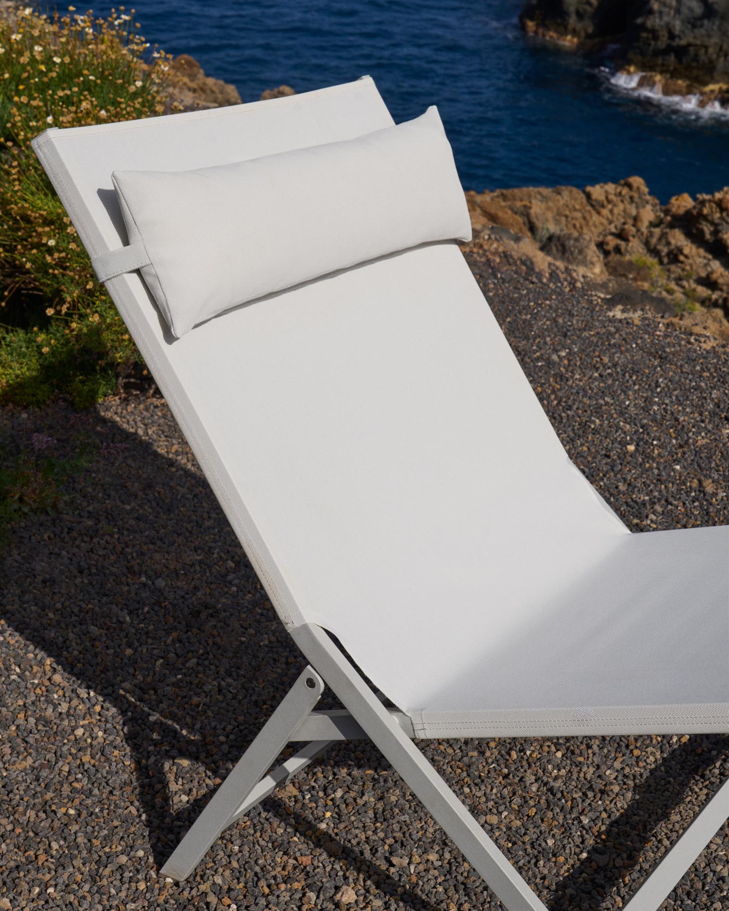 Moderner Canutells Klappstuhl aus Aluminium, weiss lackiert, von Kave Home. Leicht, kompakt und ideal für vielseitige Nutzung.
