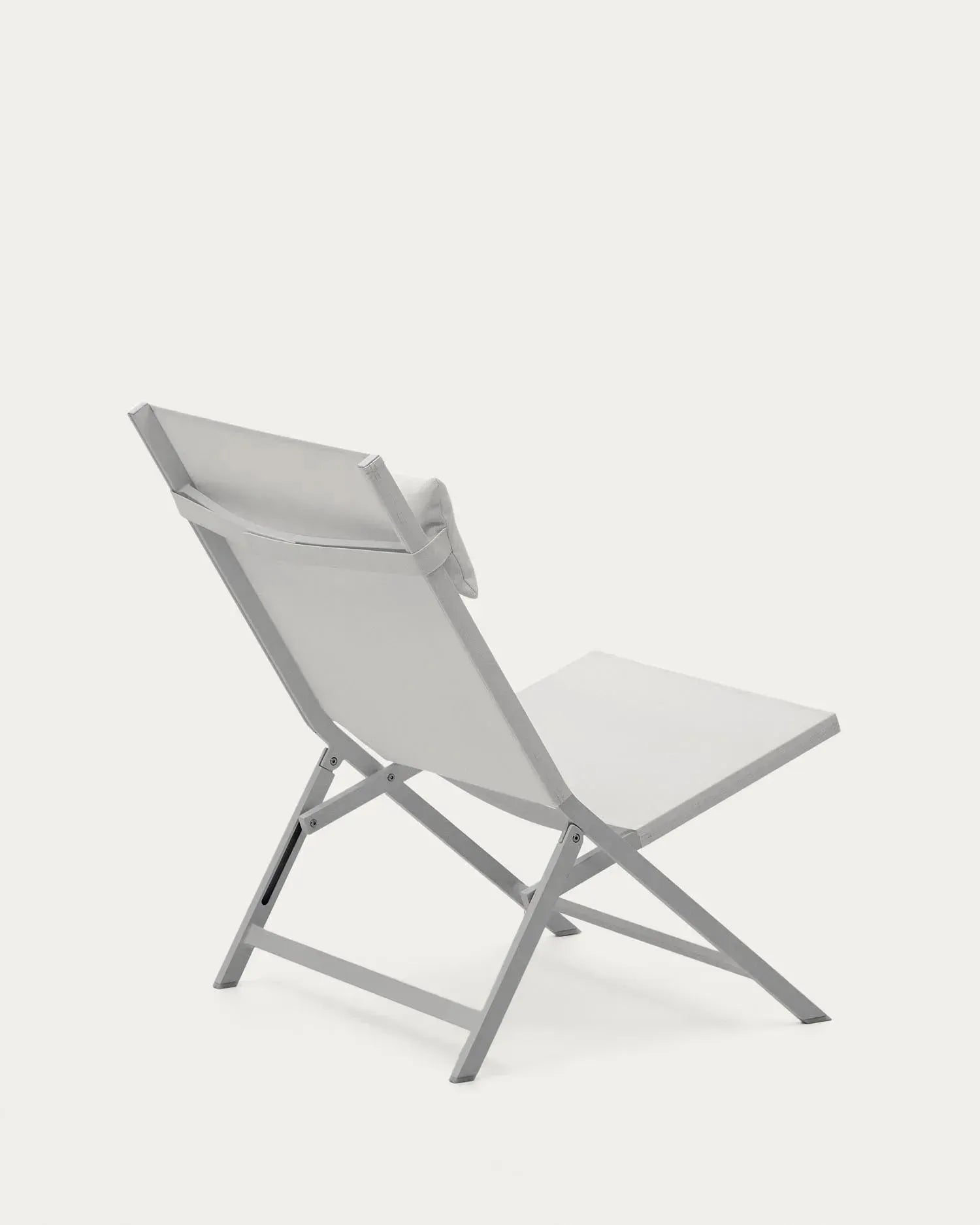 Moderner Canutells Klappstuhl aus Aluminium, weiß lackiert, von Kave Home. Leicht, stilvoll und ideal für jeden Raum.