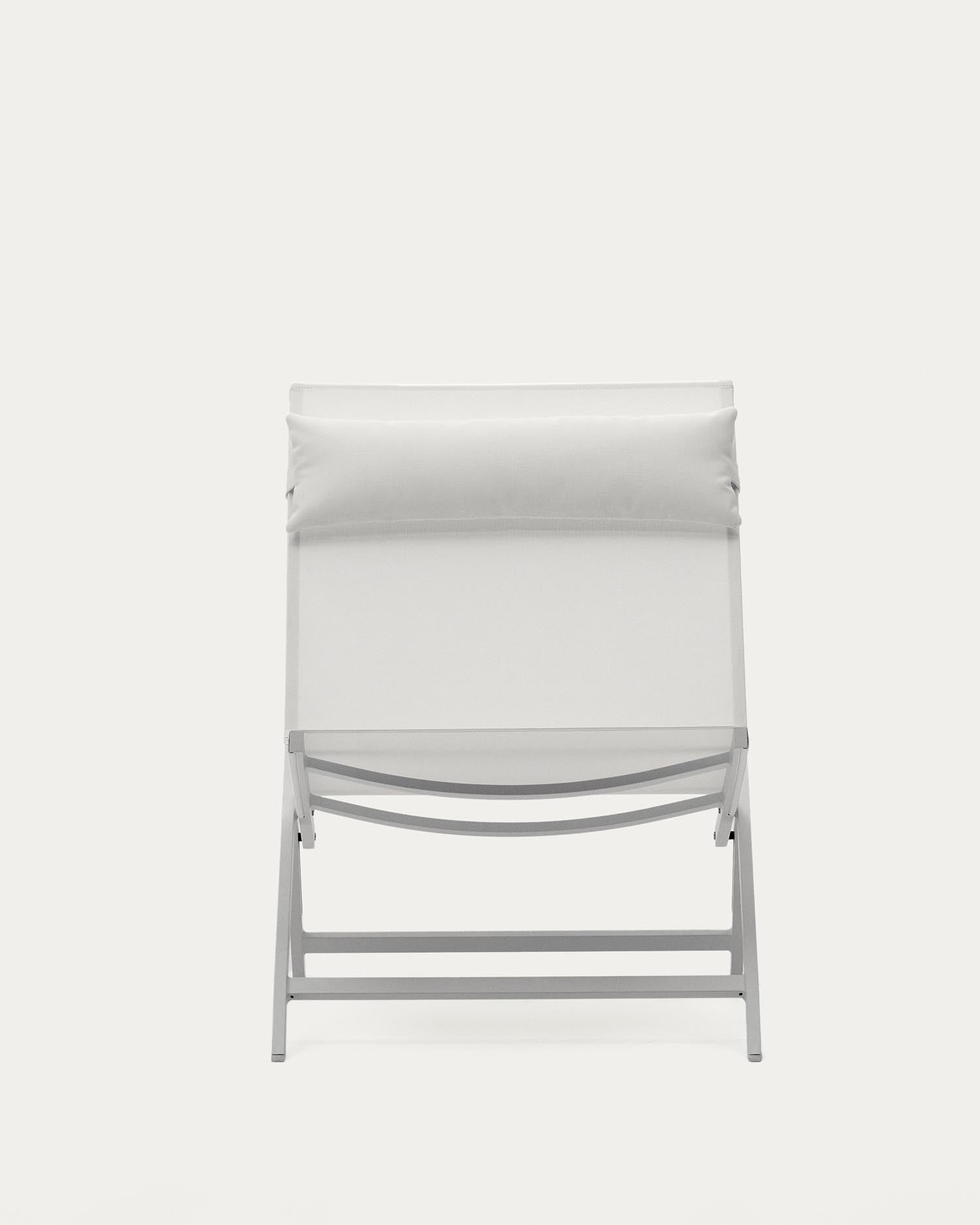 Moderner Canutells Klappstuhl aus Aluminium, weiß lackiert, von Kave Home. Leicht, praktisch und ideal für vielseitige Nutzung.