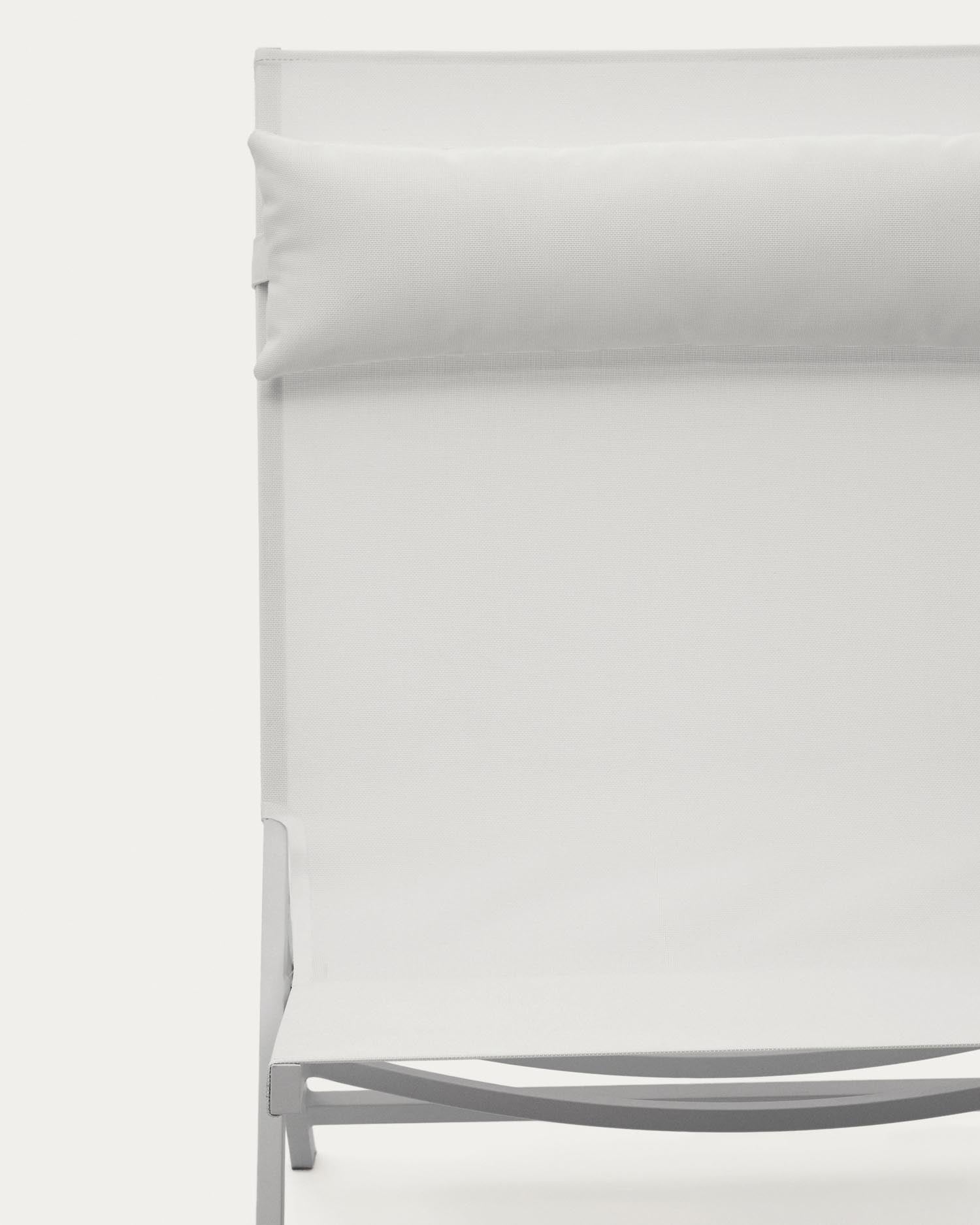 Eleganter Canutells Klappstuhl aus Aluminium mit weißem Finish von Kave Home. Praktisch, leicht und vielseitig einsetzbar.