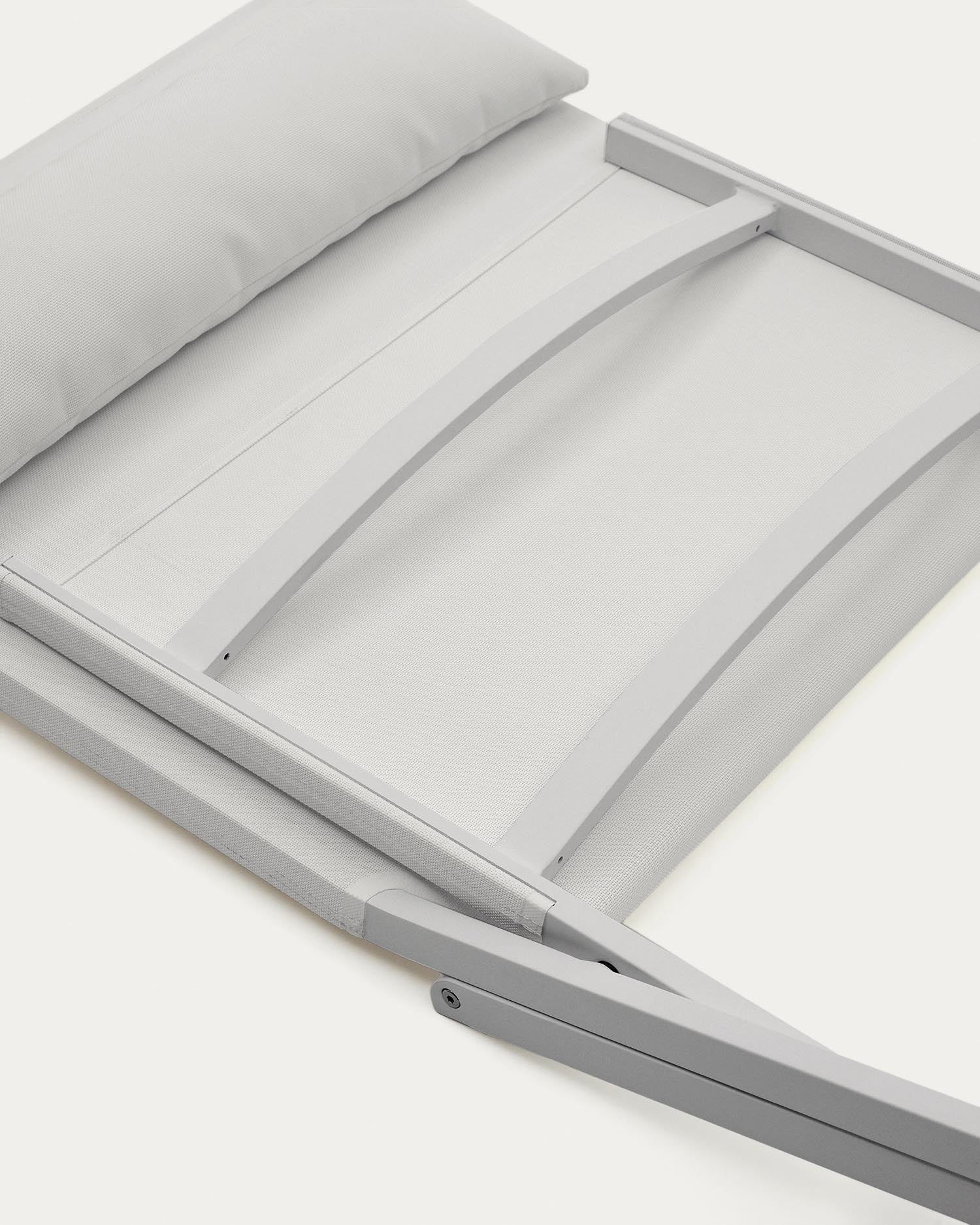 Moderner Canutells Klappstuhl aus Aluminium, weiß lackiert, von Kave Home. Leicht, kompakt und ideal für vielseitige Nutzung.