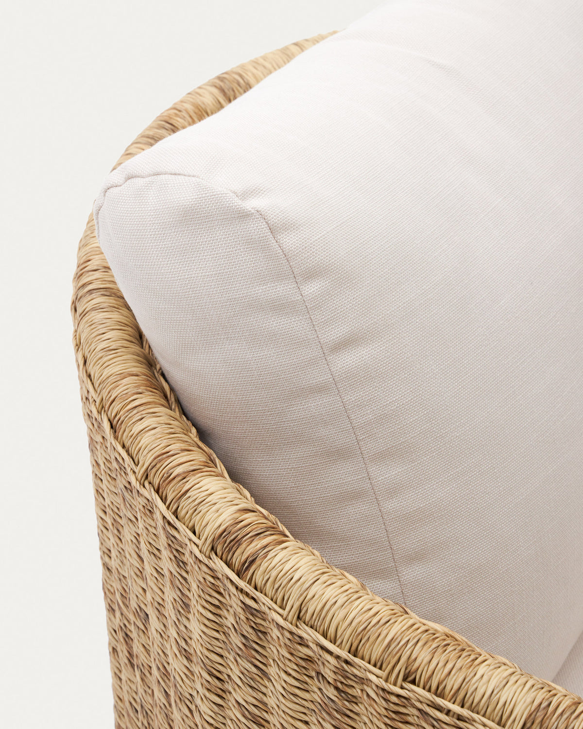 Xoriguer Sessel aus synthetischem Rattan und massivem Eukalyptusholz FSC 100% in Natur, Beige präsentiert im Onlineshop von KAQTU Design AG. Outdoor-Sessel mit Armlehnen ist von Kave Home
