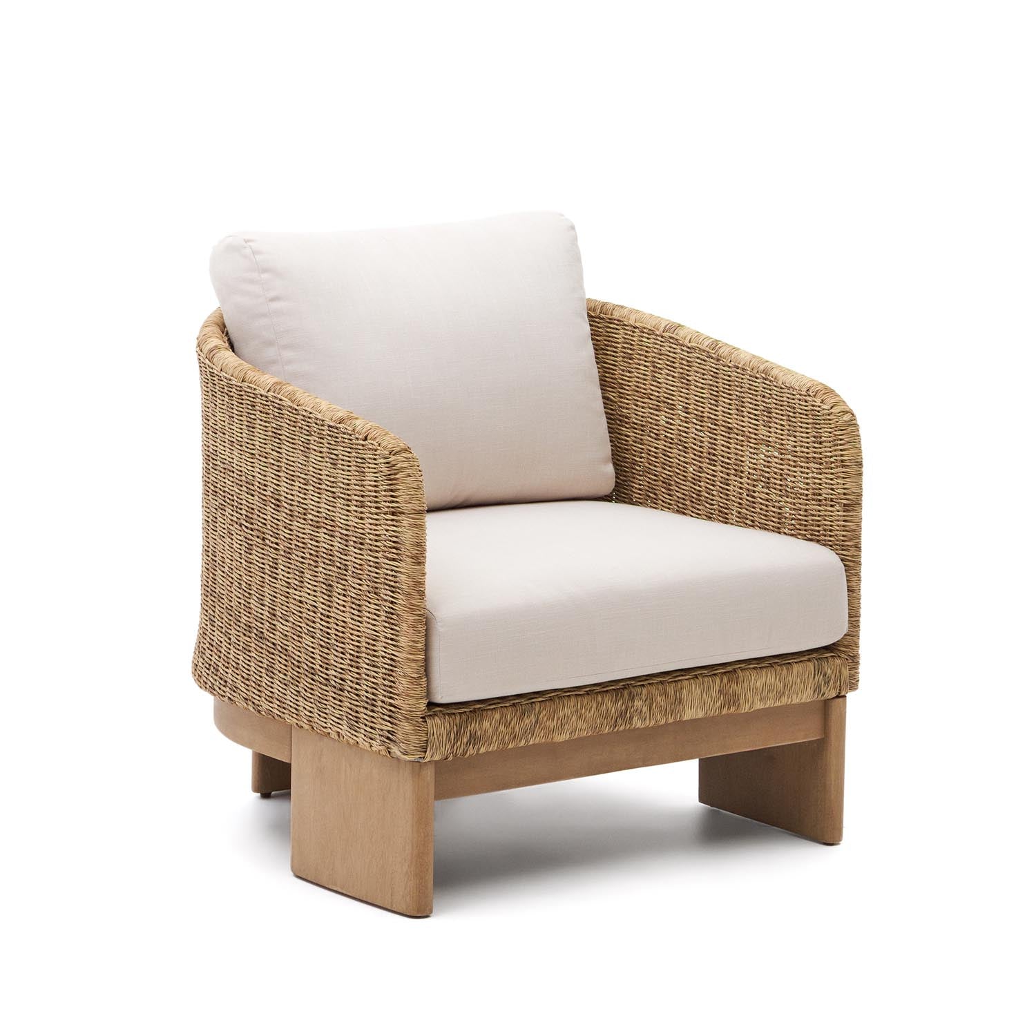 Entdecken Sie den Xoriguer Sessel von Kave Home: stilvolles Design aus FSC-zertifiziertem Eukalyptusholz und witterungsbeständigem Rattan für Ihren Garten.