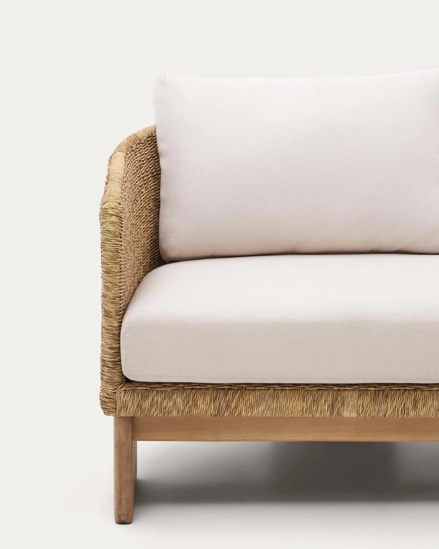 Modernes 3-Sitzer-Sofa aus robustem Rattan und FSC-zertifiziertem Eukalyptusholz, perfekt für komfortable Outdoor-Momente.