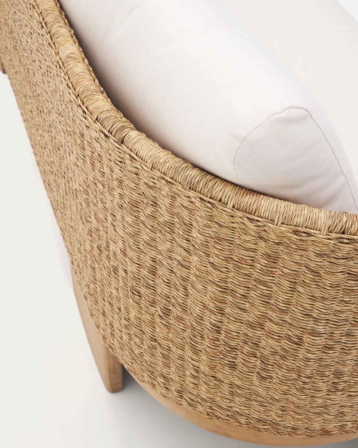 Elegantes 3-Sitzer-Sofa aus synthetischem Rattan und FSC-zertifiziertem Eukalyptusholz, ideal für stilvolle Entspannung im Freien.