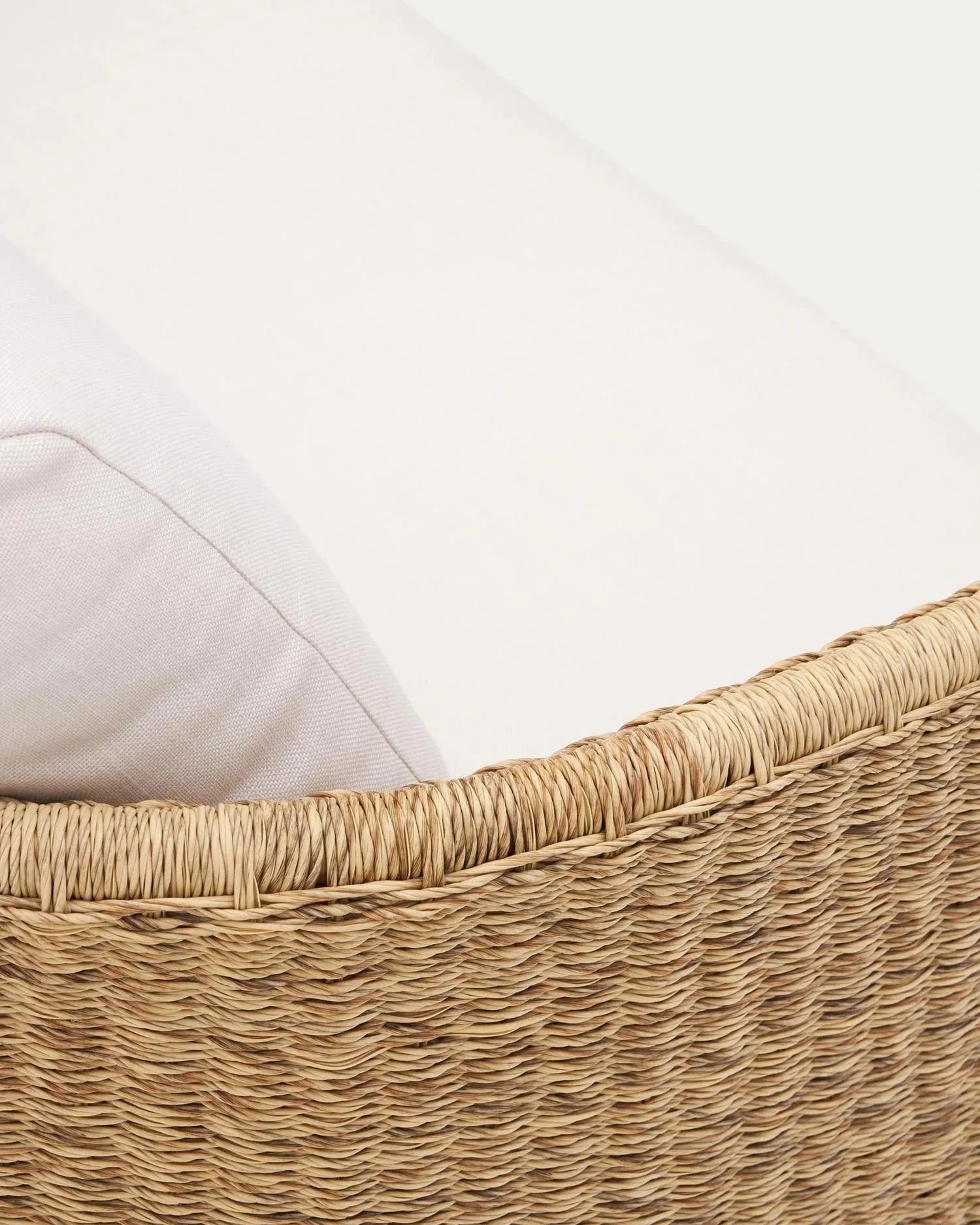 Stilvolles 3-Sitzer-Sofa aus robustem Rattan und FSC-zertifiziertem Eukalyptusholz, perfekt für komfortable Outdoor-Momente.