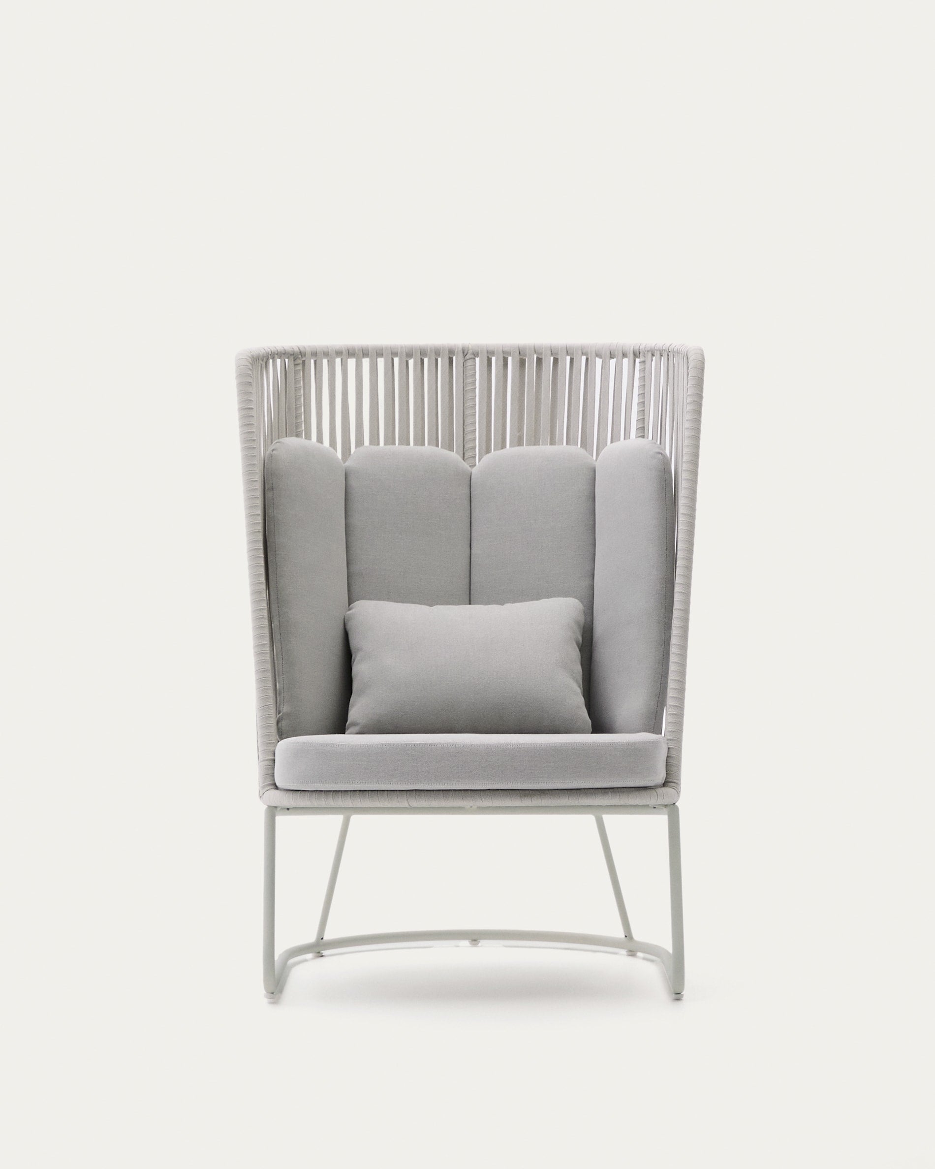 Eleganter Outdoor-Sessel Saconca mit hoher Rückenlehne, aus robustem Seil und verzinktem Stahl, ideal für stilvolle Terrassen.