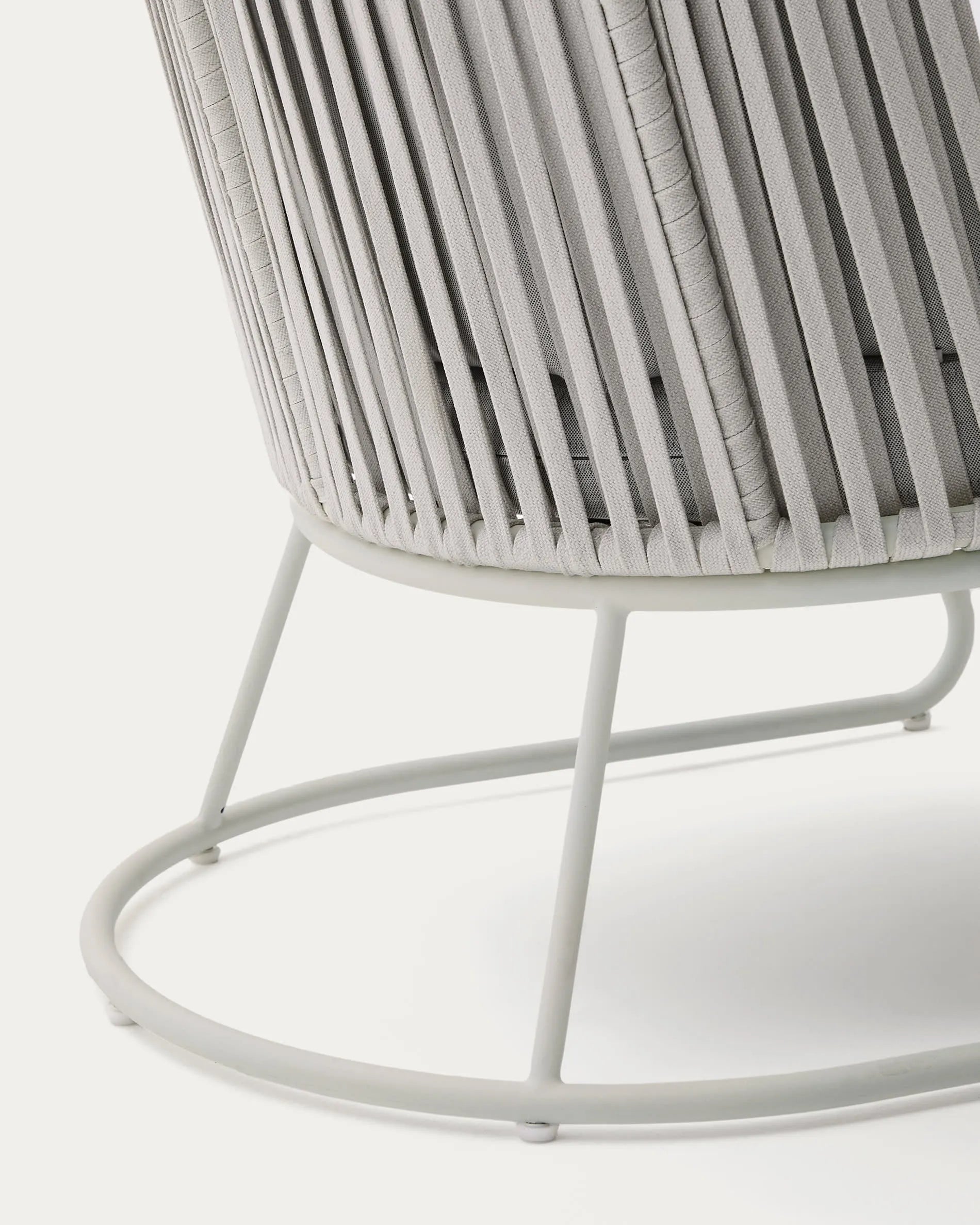 Eleganter Outdoor-Sessel Saconca mit hoher Rückenlehne, aus robustem Seil und verzinktem Stahl, ideal für stilvolle Terrassen.