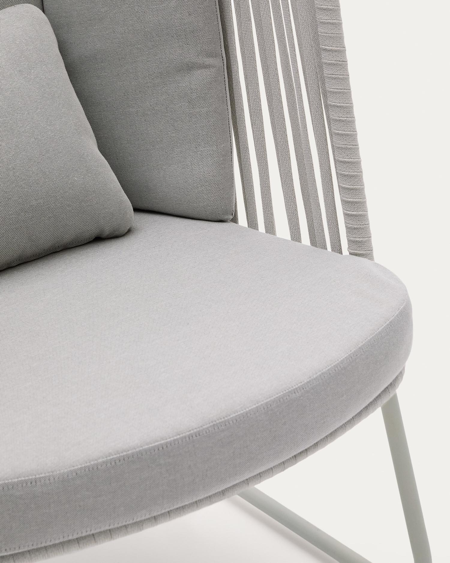 Moderner Outdoor-Sessel Saconca mit hoher Rückenlehne, gefertigt aus Seil und verzinktem Stahl, perfekt für elegante Außenbereiche.