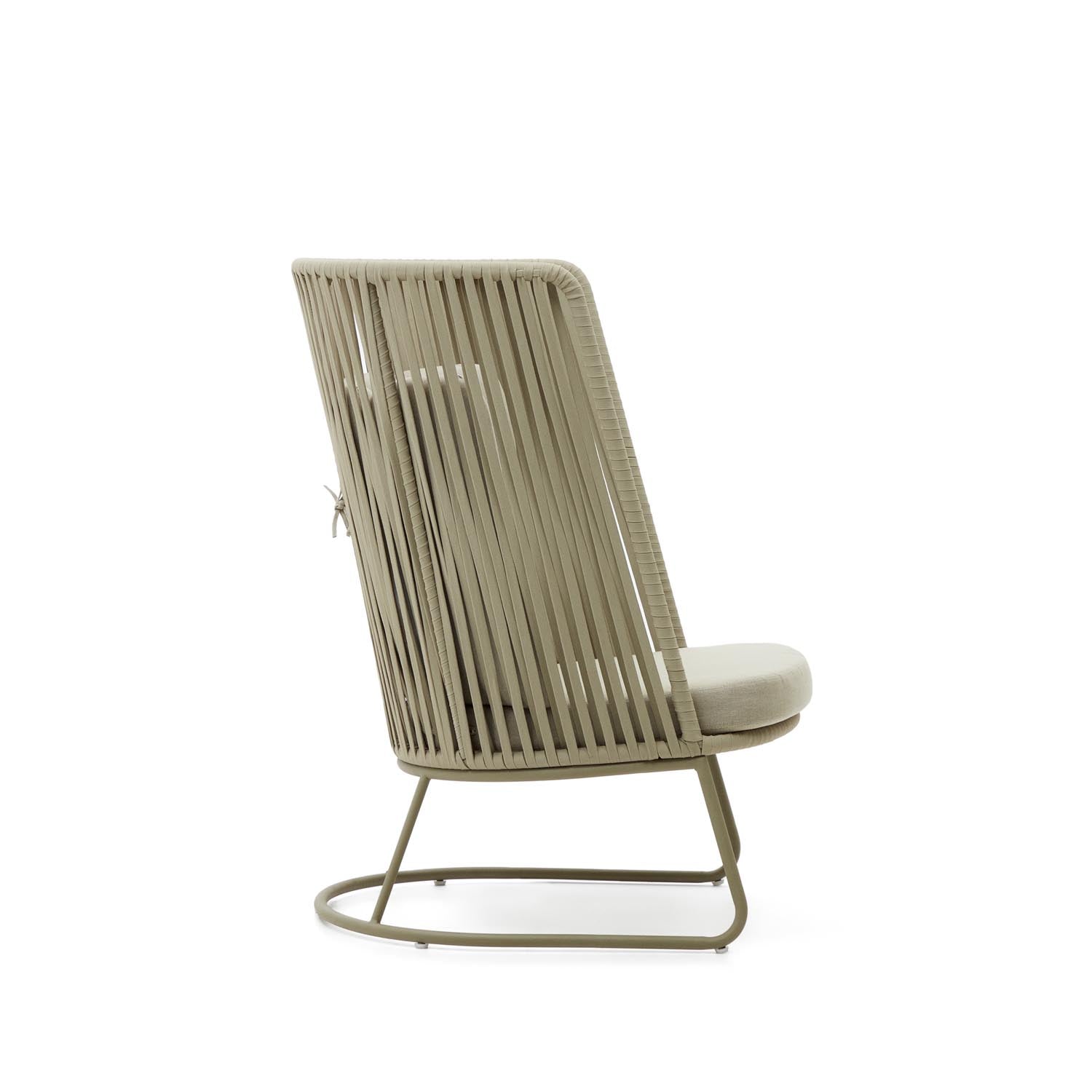 Sessel Saconca mit hoher Rückenlehne für den Außenbereich mit Flechtwerk und verzinktem St in Beige, Grün präsentiert im Onlineshop von KAQTU Design AG. Outdoor-Sessel mit Armlehnen ist von Kave Home