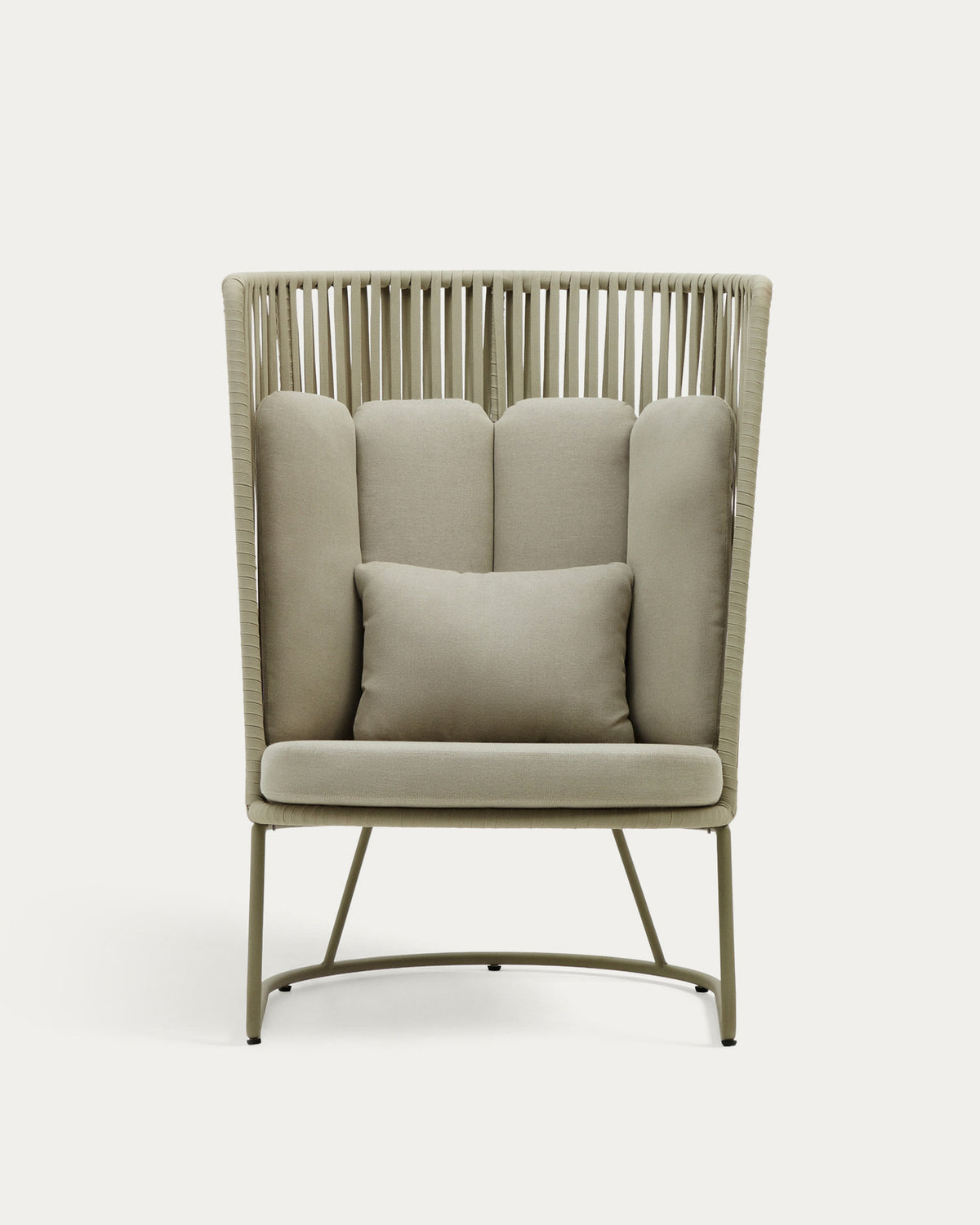 Sessel Saconca mit hoher Rückenlehne für den Aussenbereich mit Flechtwerk und verzinktem Stahl, grün in Beige, Grün präsentiert im Onlineshop von KAQTU Design AG. Outdoor-Sessel mit Armlehnen ist von Kave Home