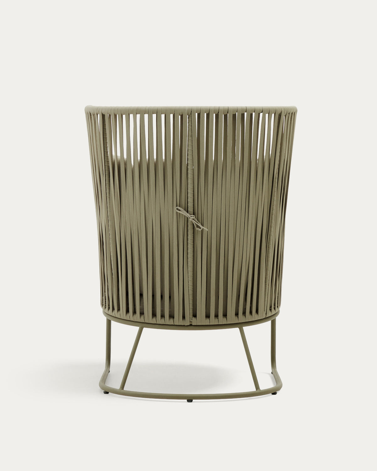 Sessel Saconca mit hoher Rückenlehne für den Aussenbereich mit Flechtwerk und verzinktem Stahl, grün in Beige, Grün präsentiert im Onlineshop von KAQTU Design AG. Outdoor-Sessel mit Armlehnen ist von Kave Home