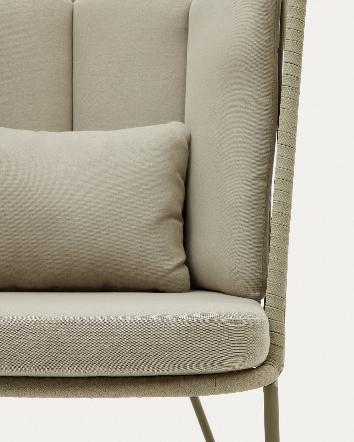 Sessel Saconca mit hoher Rückenlehne für den Aussenbereich mit Flechtwerk und verzinktem Stahl, grün in Beige, Grün präsentiert im Onlineshop von KAQTU Design AG. Outdoor-Sessel mit Armlehnen ist von Kave Home