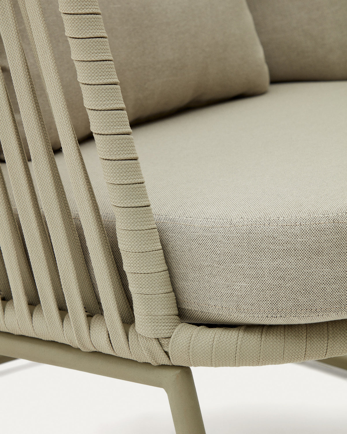 Sessel Saconca mit hoher Rückenlehne für den Aussenbereich mit Flechtwerk und verzinktem Stahl, grün in Beige, Grün präsentiert im Onlineshop von KAQTU Design AG. Outdoor-Sessel mit Armlehnen ist von Kave Home