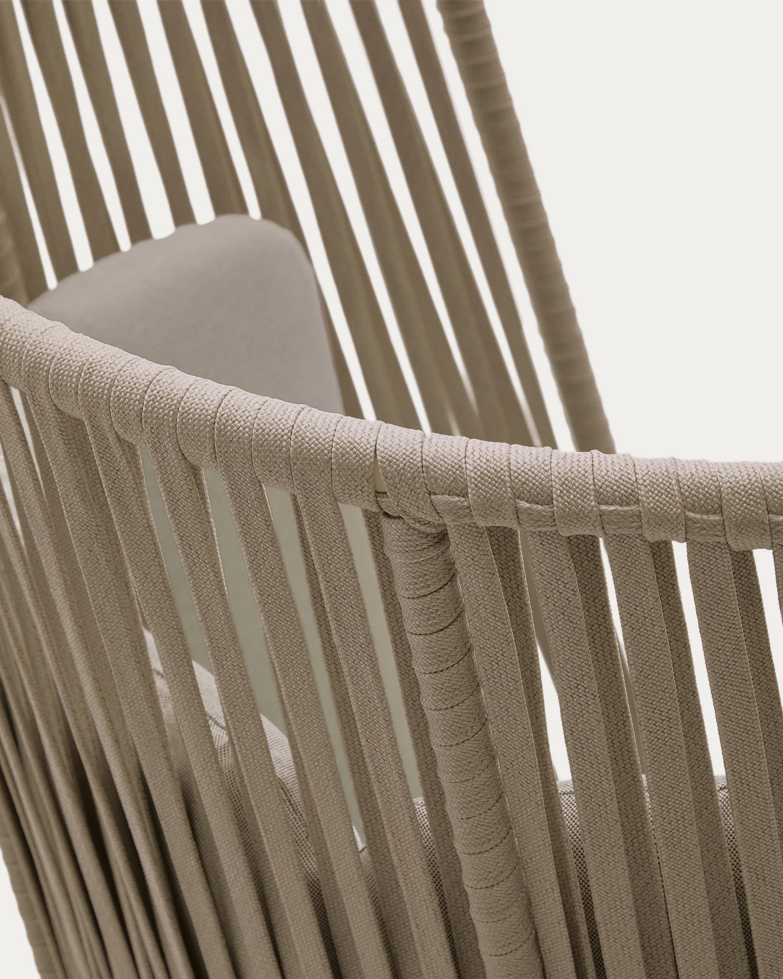 Eleganter Outdoor-Sessel Saconca mit hoher Rückenlehne, gefertigt aus robustem Seil und beige lackiertem Stahl, ideal für entspannte Stunden im Freien.