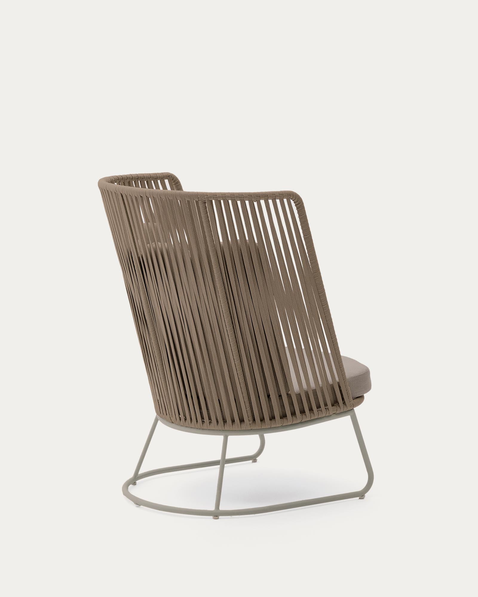 Stylischer Outdoor-Sessel Saconca mit hoher Rückenlehne, aus strapazierfähigem Seil und beige beschichtetem Stahl, perfekt für Garten und Terrasse.