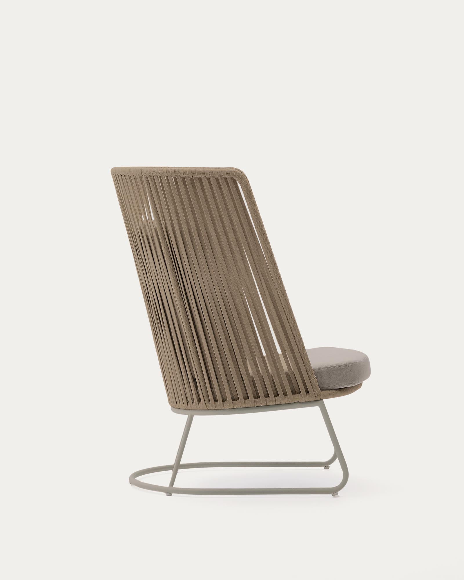 Eleganter Outdoor-Sessel Saconca mit hoher Rückenlehne, gefertigt aus robustem Seil und beige lackiertem Stahl, ideal für entspannte Stunden im Freien.