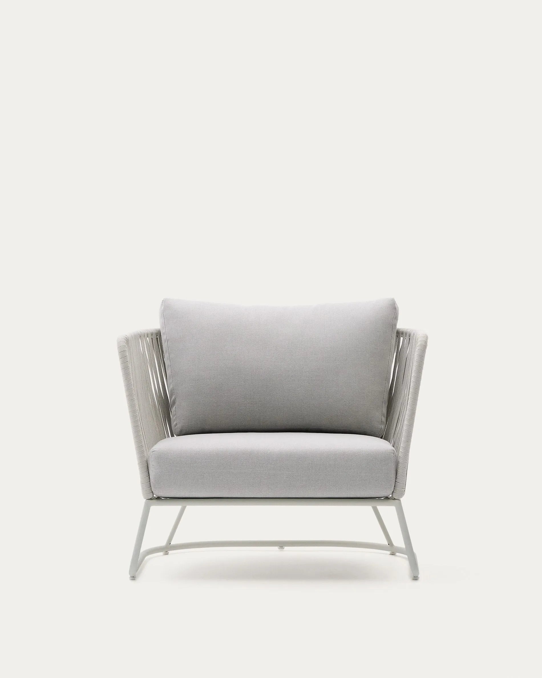 Eleganter Outdoor-Sessel aus grauem Stahl und Seil, perfekt für den Garten. Wetterfest, langlebig und modern gestaltet.