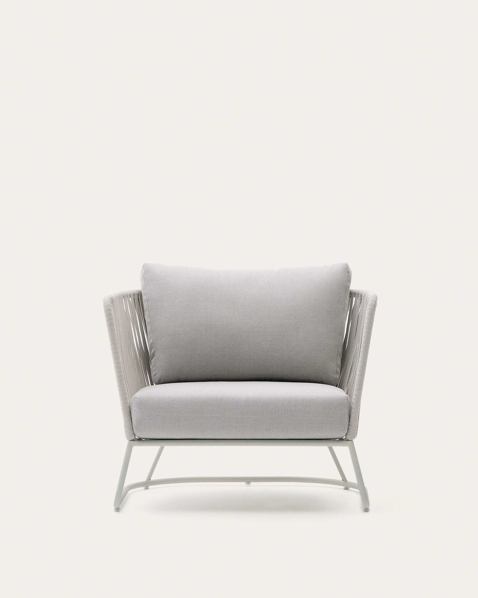 Moderner Outdoor-Sessel aus grauem Stahl und Seil, ideal für Terrassen. Robust, wetterbeständig und stilvoll designt.