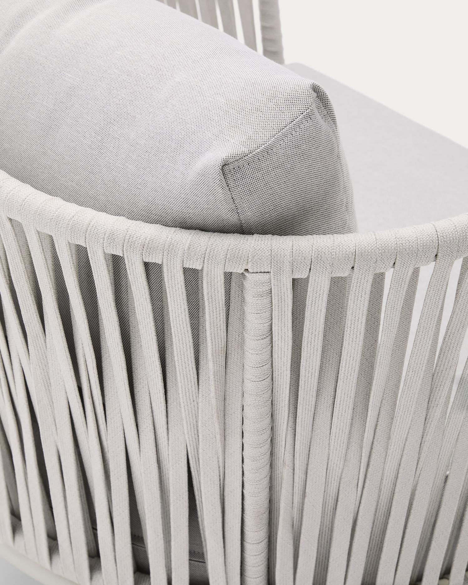 Moderner Outdoor-Sessel aus grauem Stahl und Seil, ideal für Garten oder Terrasse. Robust, stilvoll und wetterbeständig.