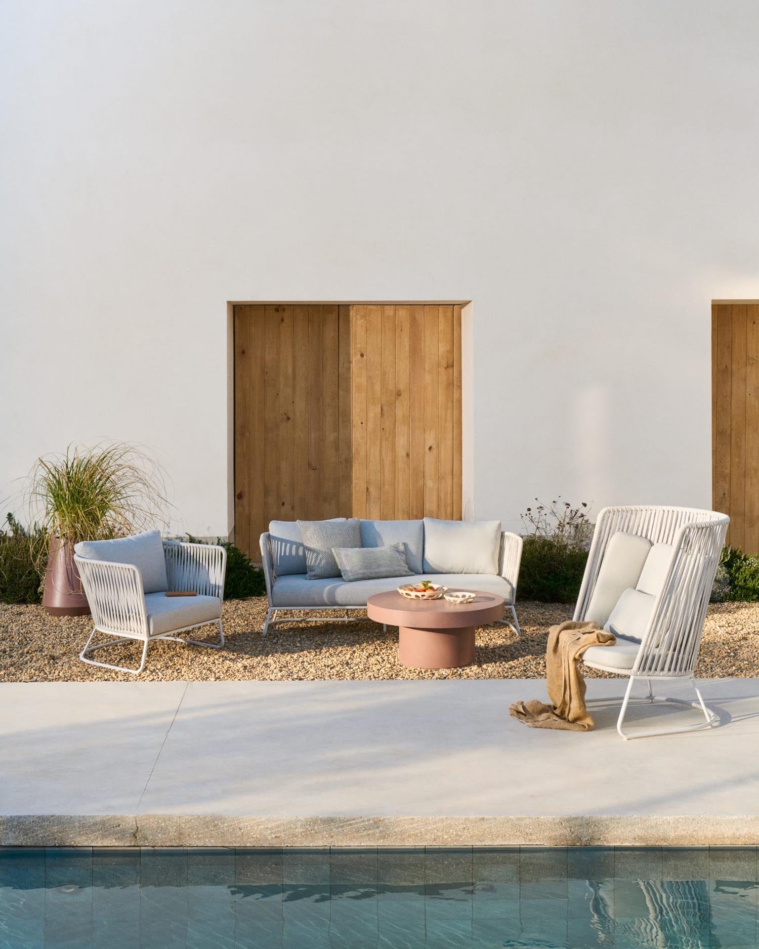 Moderner Outdoor-Sessel aus grauem Stahl und Seil, ideal für stilvolle Terrassen und Gärten. Robust und wetterfest.