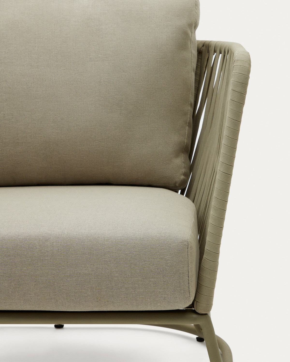 Sessel Saconca für den Aussenbereich mit Flechtwerk und verzinktem Stahl, grün in Beige, Grün präsentiert im Onlineshop von KAQTU Design AG. Outdoor-Sessel mit Armlehnen ist von Kave Home
