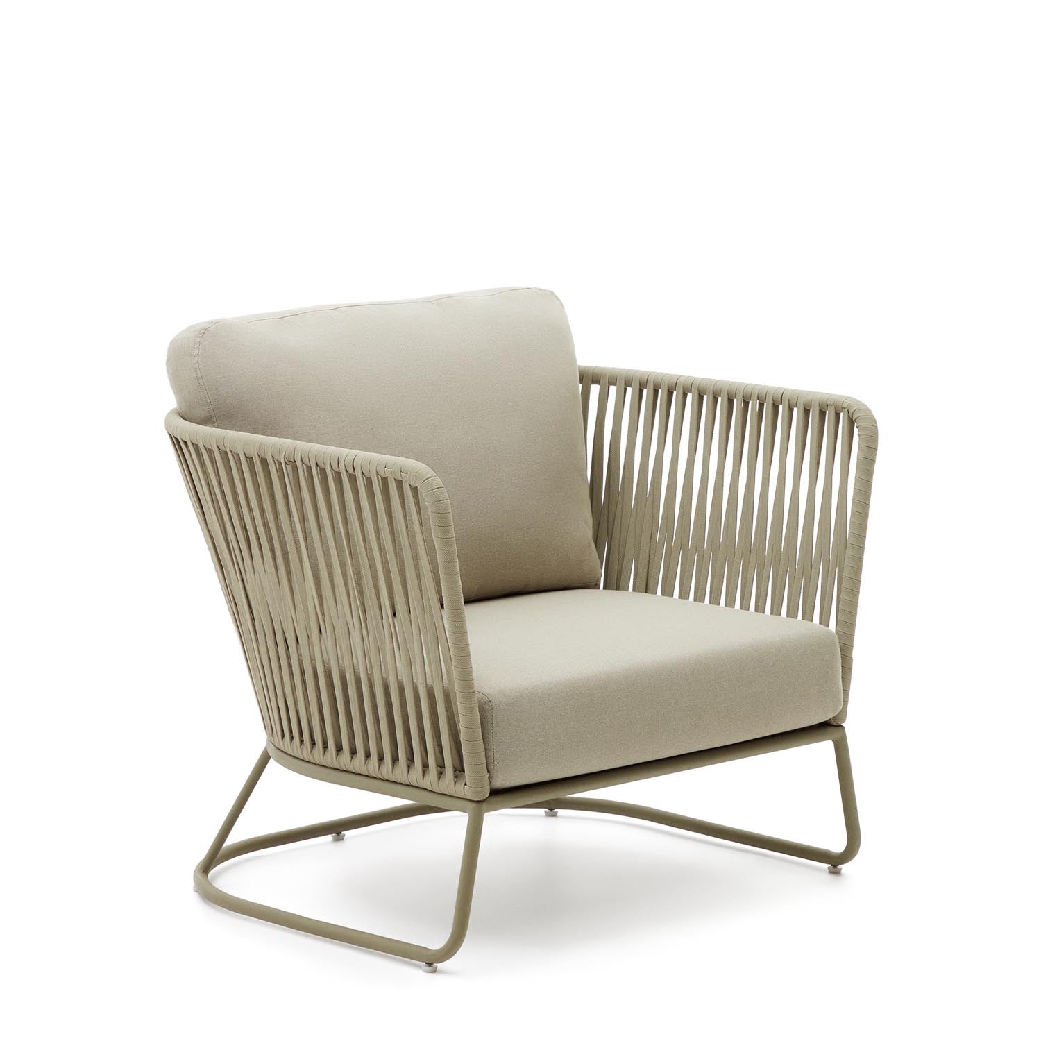 Entdecken Sie den Sessel Saconca von Kave Home – der perfekte Outdoor-Sessel aus Flechtwerk und verzinktem Stahl für stilvolle Aussenbereiche.