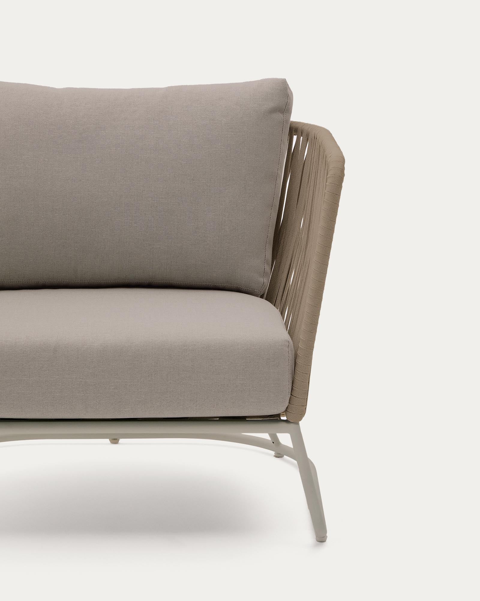 Bequemer Outdoor-Sessel Saconca aus robustem Seil und elegantem beige verzinktem Stahl, ideal für entspannte Stunden im Freien.