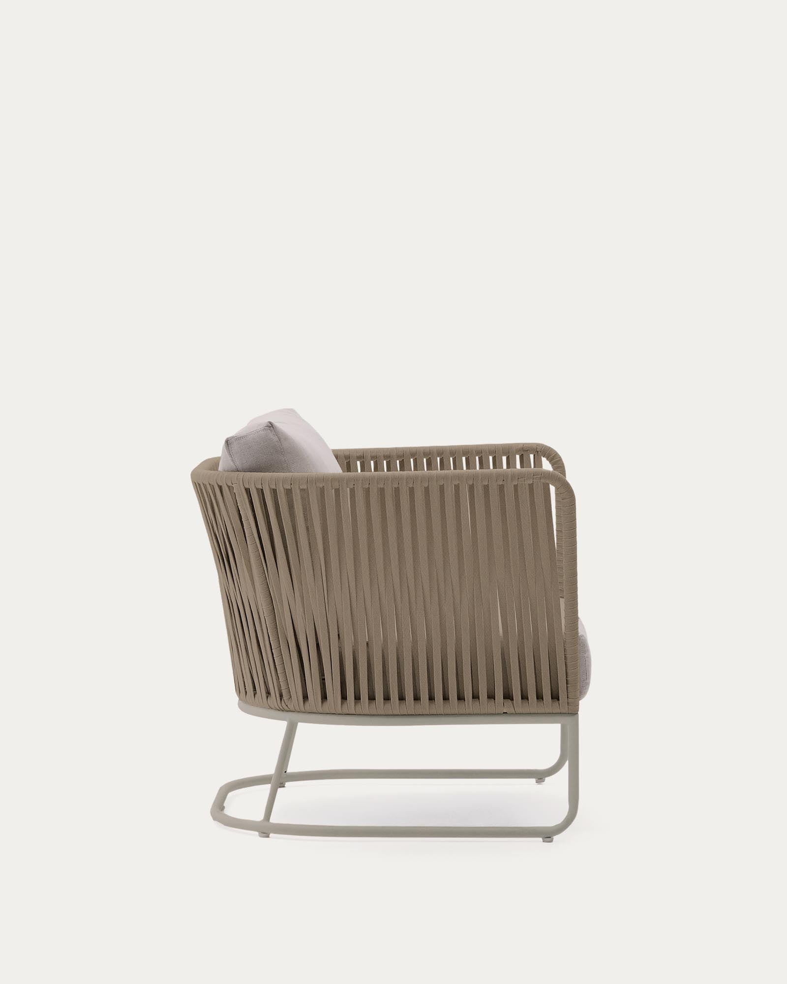 Stylischer Outdoor-Sessel Saconca aus strapazierfähigem Seil und elegantem, beige verzinktem Stahl – perfekt für Garten und Terrasse.