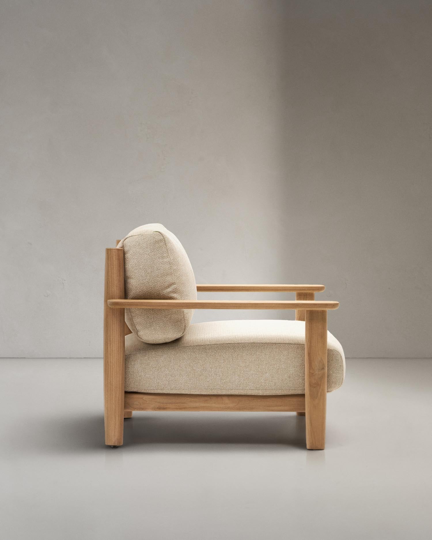 Tirant Sessel aus FSC-zertifiziertem Teakholz, modern und nachhaltig, perfekt für stilvolle und umweltfreundliche Wohnräume.