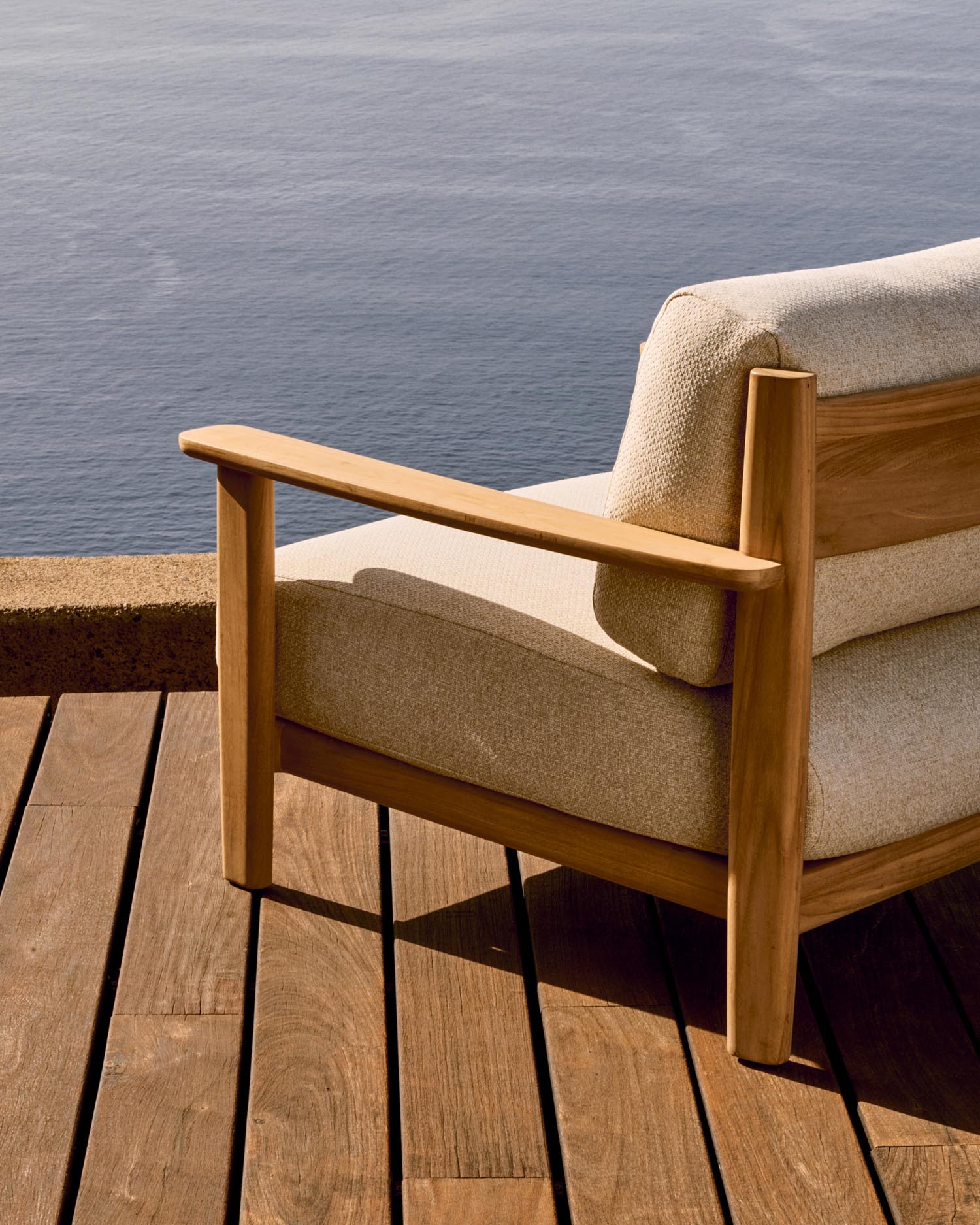 Eleganter Tirant Sessel aus FSC-zertifiziertem massivem Teakholz von Kave Home, ideal für stilvolle und nachhaltige Räume.