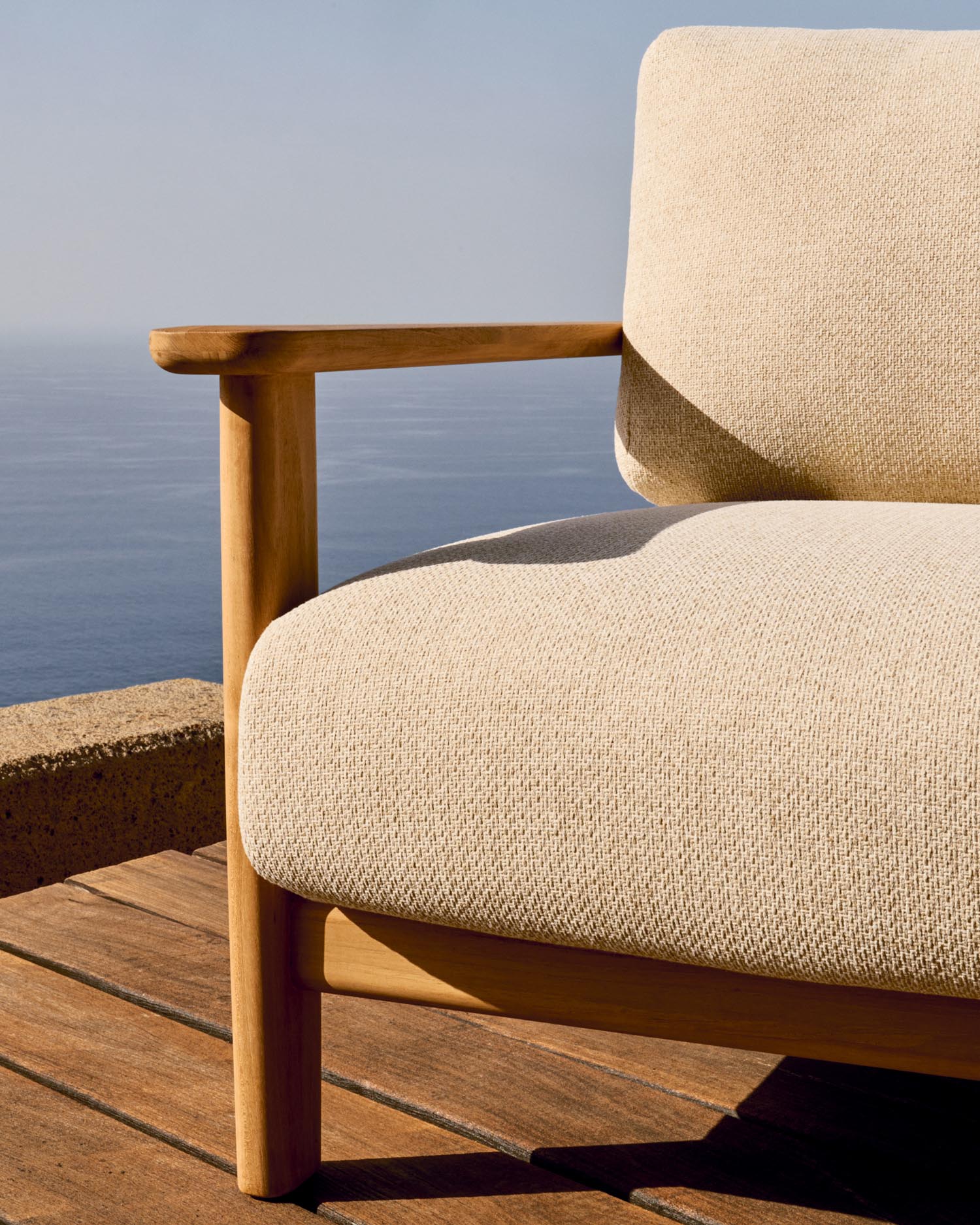 Tirant Sessel aus FSC-zertifiziertem Teakholz, stilvoll und nachhaltig, ideal für moderne Wohnräume und umweltbewusste Einrichtung.