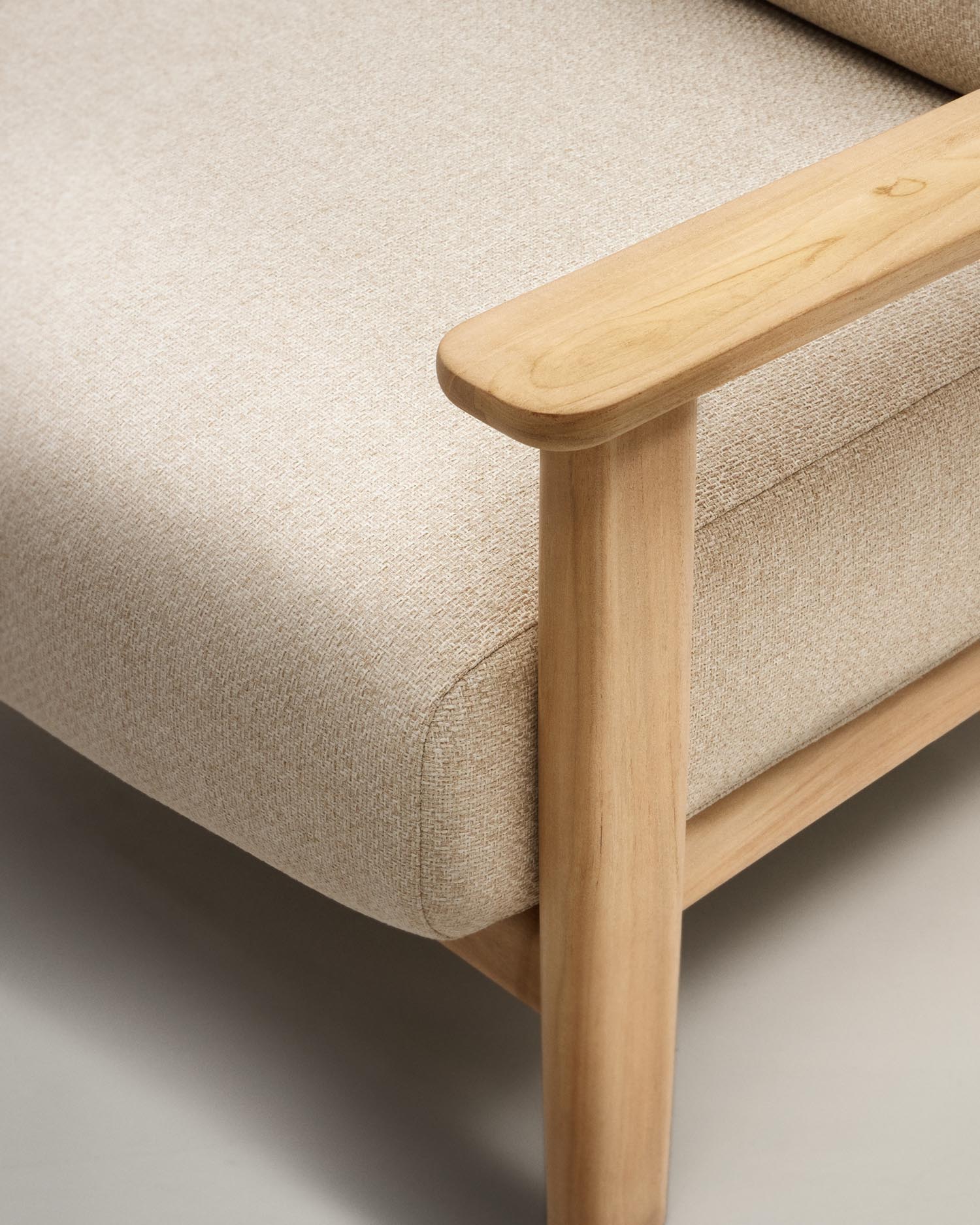 Tirant Sessel aus FSC-zertifiziertem Teakholz, vereint Nachhaltigkeit und Stil, perfekt für modernes Wohnen.
