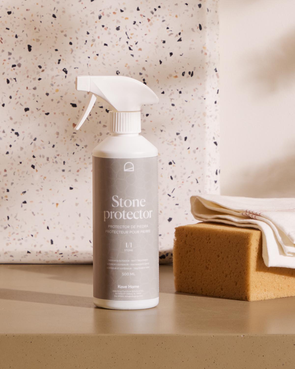Sterina Steinschutzmittel 500 ml in Weiss, Grau präsentiert im Onlineshop von KAQTU Design AG. Reinigungsmittel ist von Kave Home