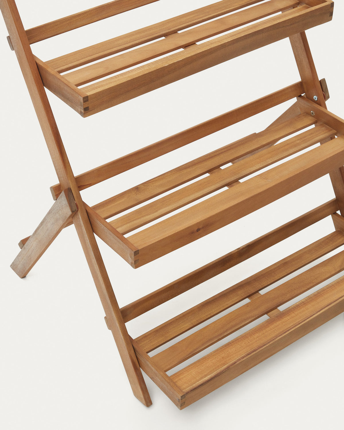 Victora Outdoor Regal aus massivem Akazienholz 70 x 85 cm FSC 100% in Natur präsentiert im Onlineshop von KAQTU Design AG. Outdoor-Regal ist von Kave Home