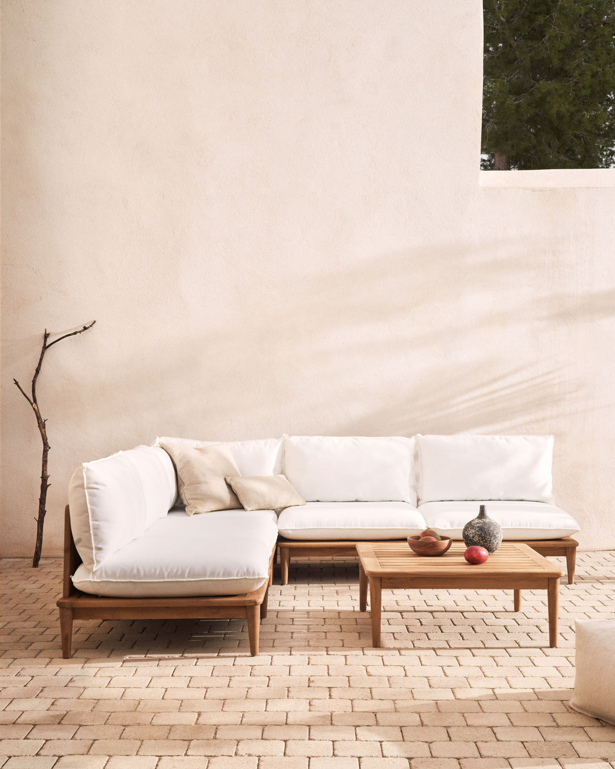 Portitxol modulares Set Ecksessel, 4 Sessel und Couchtisch aus massivem Teakholz in Weiss, Braun präsentiert im Onlineshop von KAQTU Design AG. Loungeset ist von Kave Home