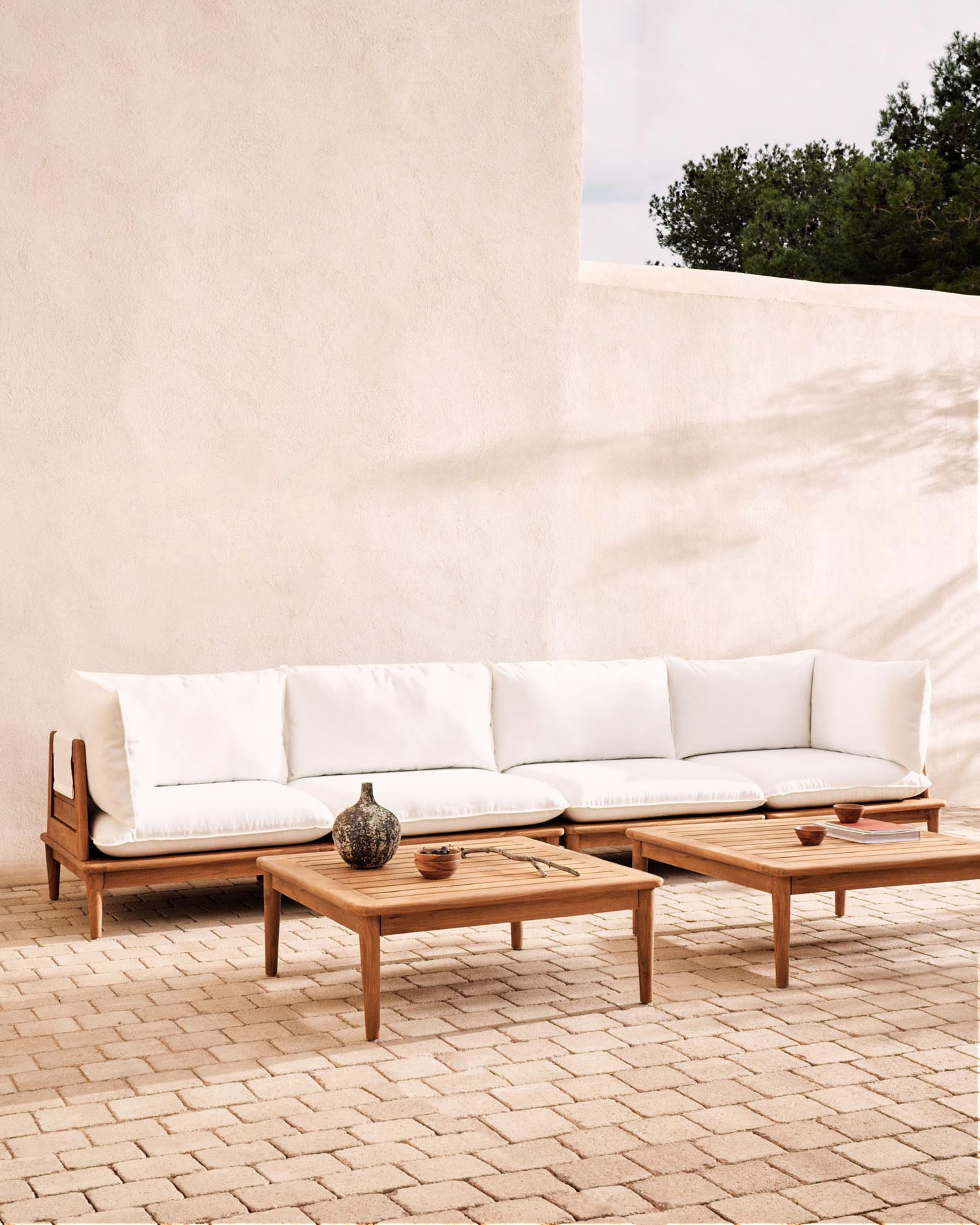 Modulares Teakholz-Set: 2 Ecksessel, 2 Sessel, 2 Couchtische. Ideal für stilvolle, anpassbare Outdoor-Lounges. Hochwertig und langlebig.