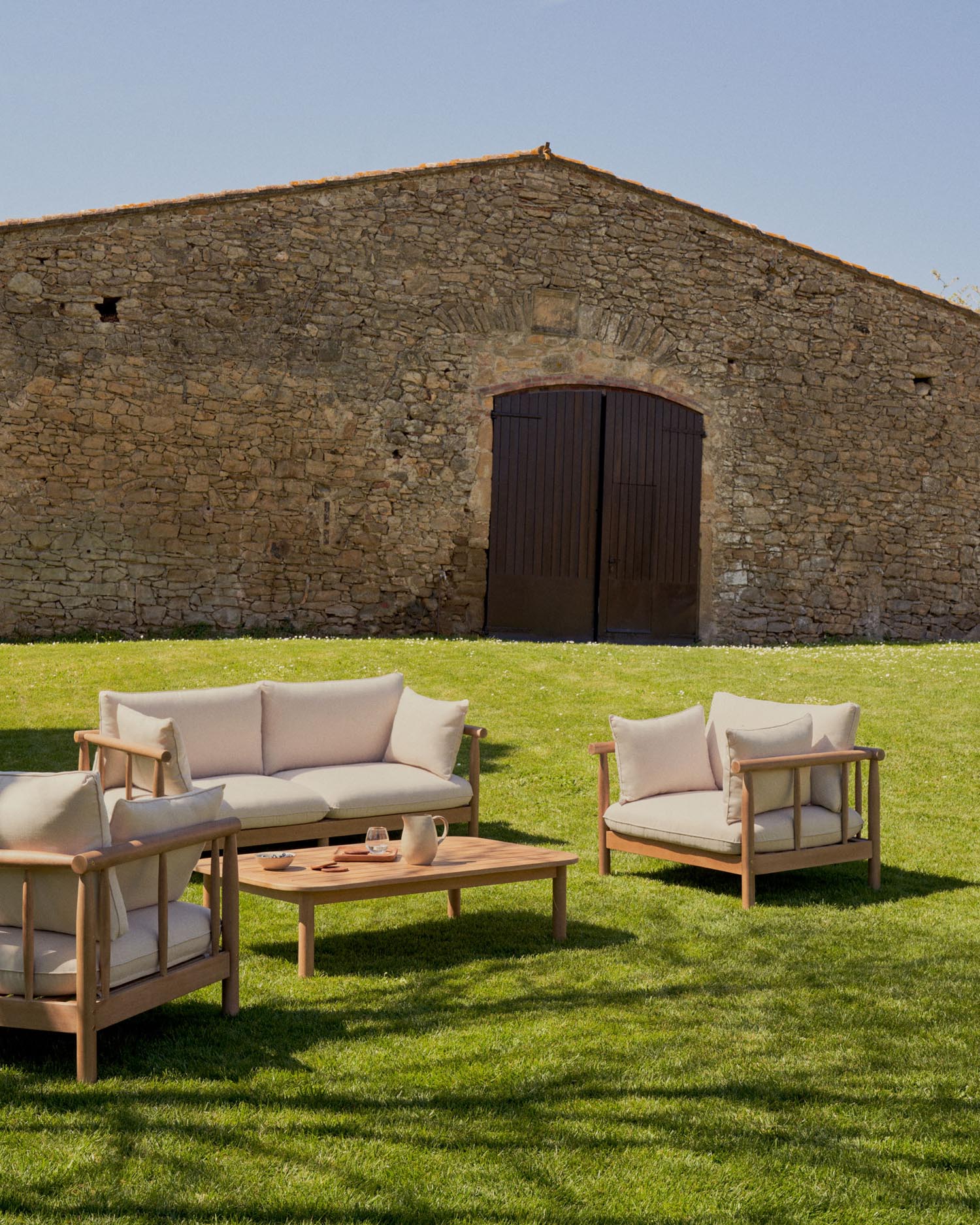 Elegantes Outdoor-Set aus FSC-zertifiziertem Eukalyptusholz: 2 Sessel, 2-Sitzer-Sofa, Couchtisch – stilvoll und nachhaltig.