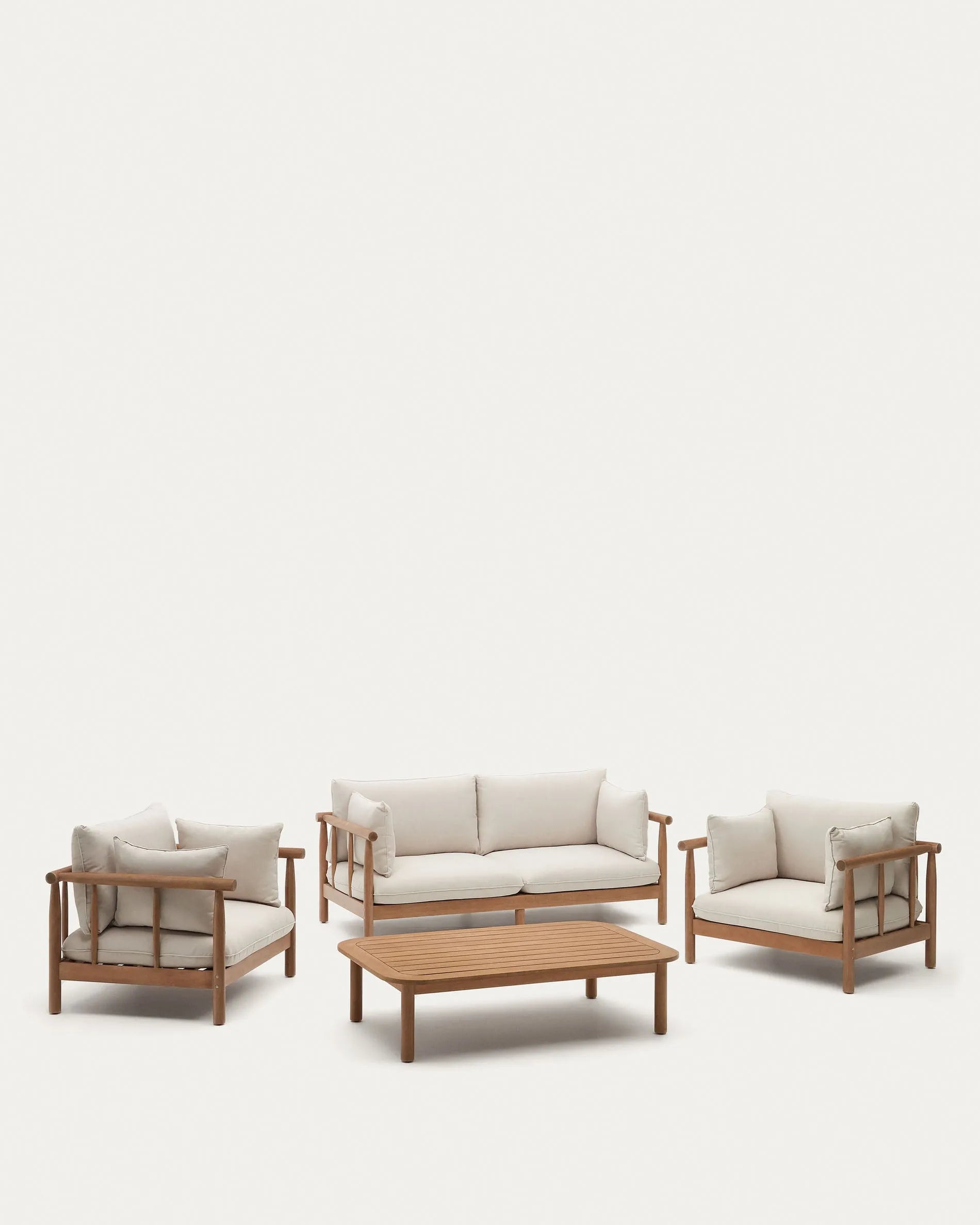 Elegantes Set aus 2 Sesseln, 2-Sitzer-Sofa und Couchtisch aus FSC-zertifiziertem Eukalyptusholz von Kave Home.