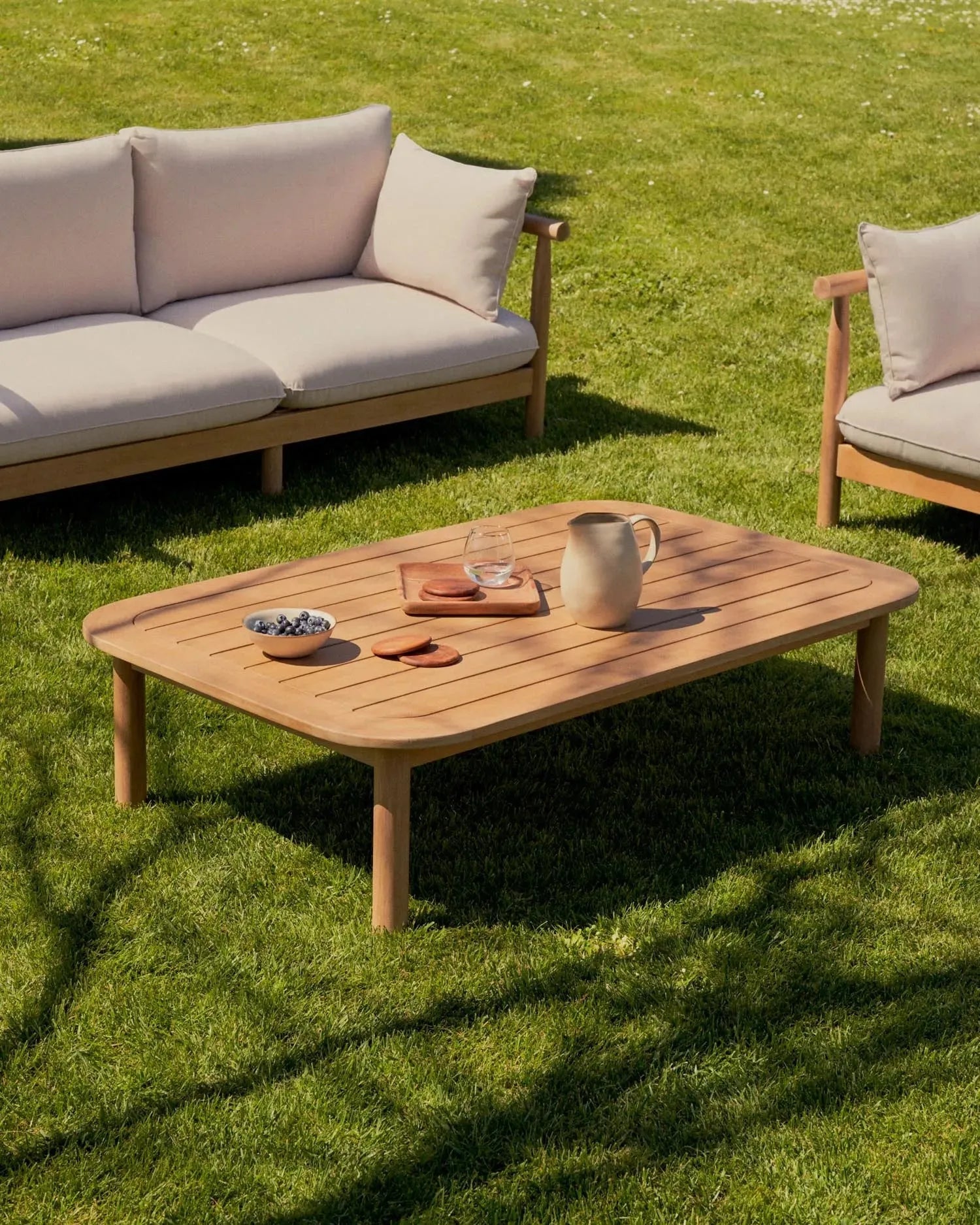 Hochwertiges Set aus FSC-zertifiziertem Eukalyptusholz: 2 Sessel, 2-Sitzer-Sofa und Couchtisch, ideal für moderne Wohnbereiche.