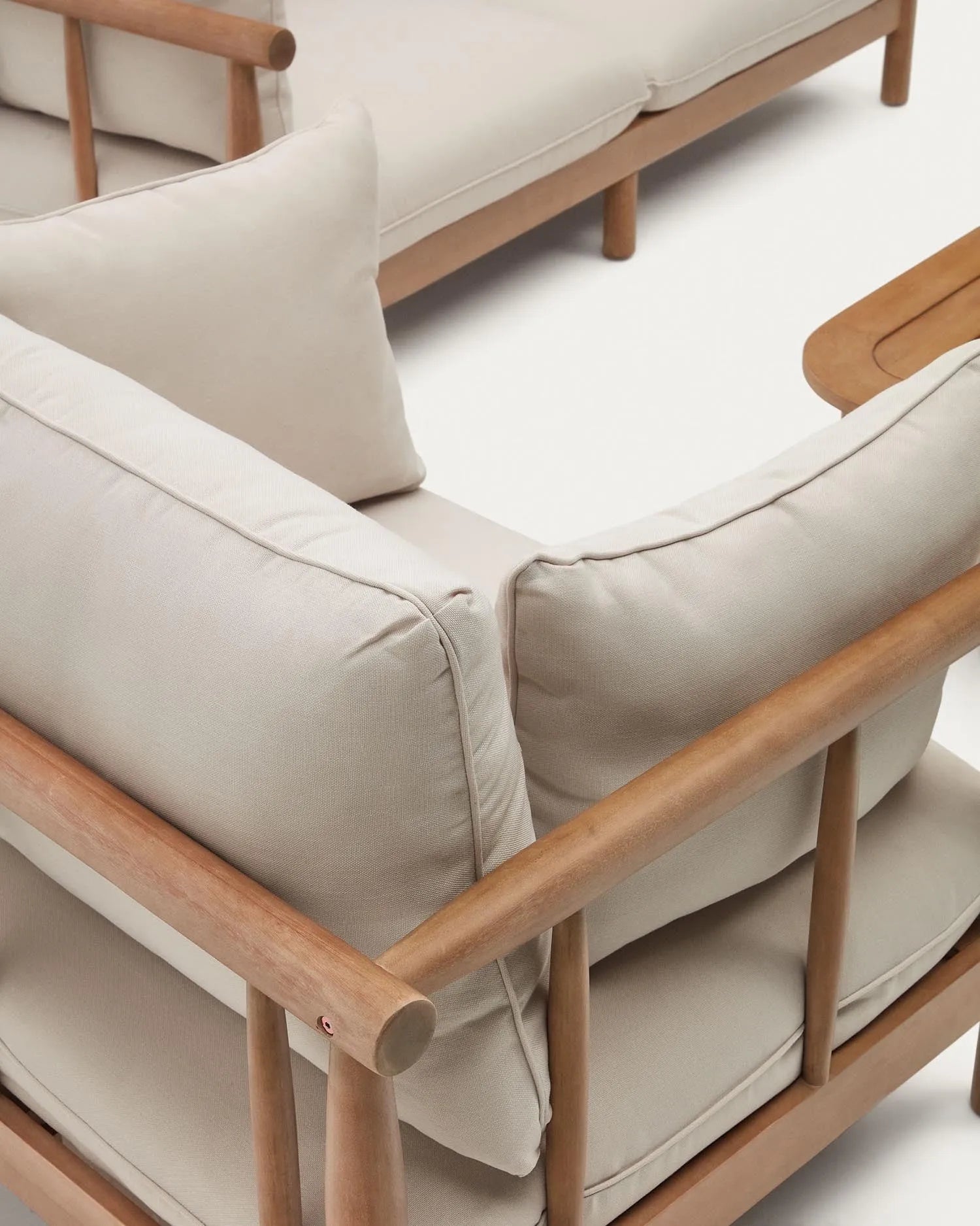 Elegantes Set aus FSC-zertifiziertem Eukalyptusholz: 2 Sessel, 2-Sitzer-Sofa und Couchtisch, perfekt für stilvolle Innenräume.