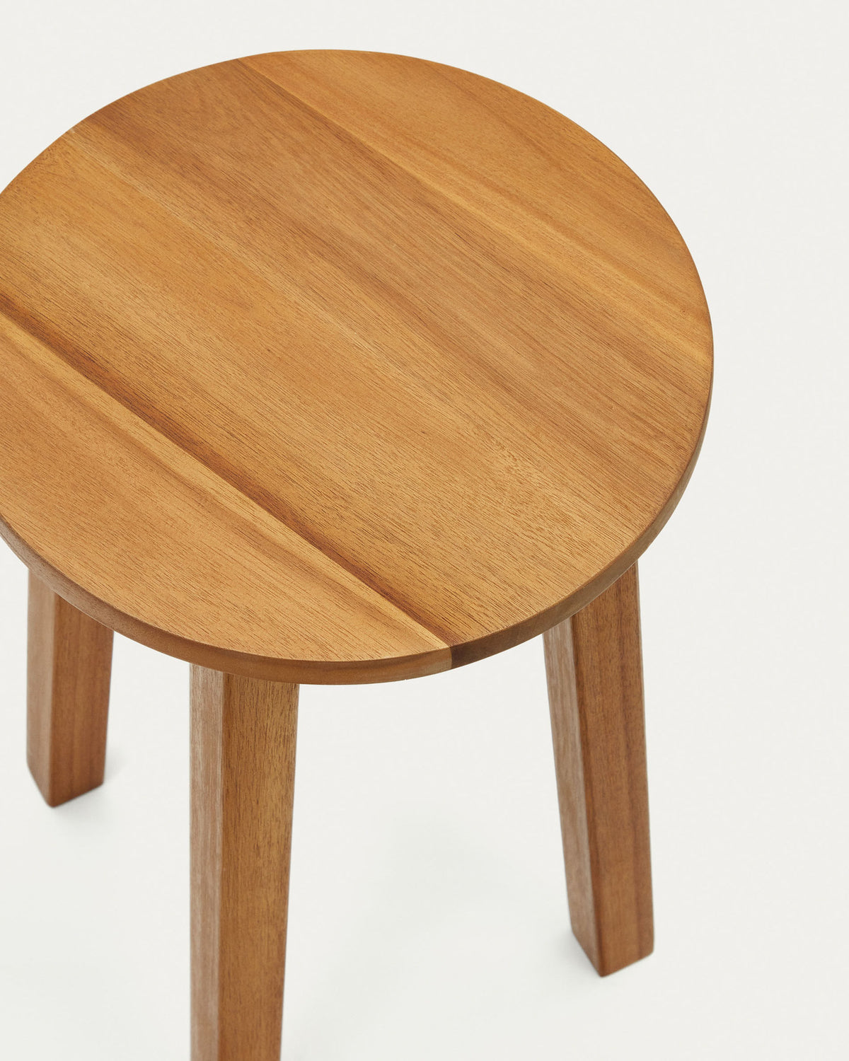 Amel Outdoor Fussablage aus massivem Akazienholz FSC 100% in Natur präsentiert im Onlineshop von KAQTU Design AG. Hocker Outdoor ist von Kave Home