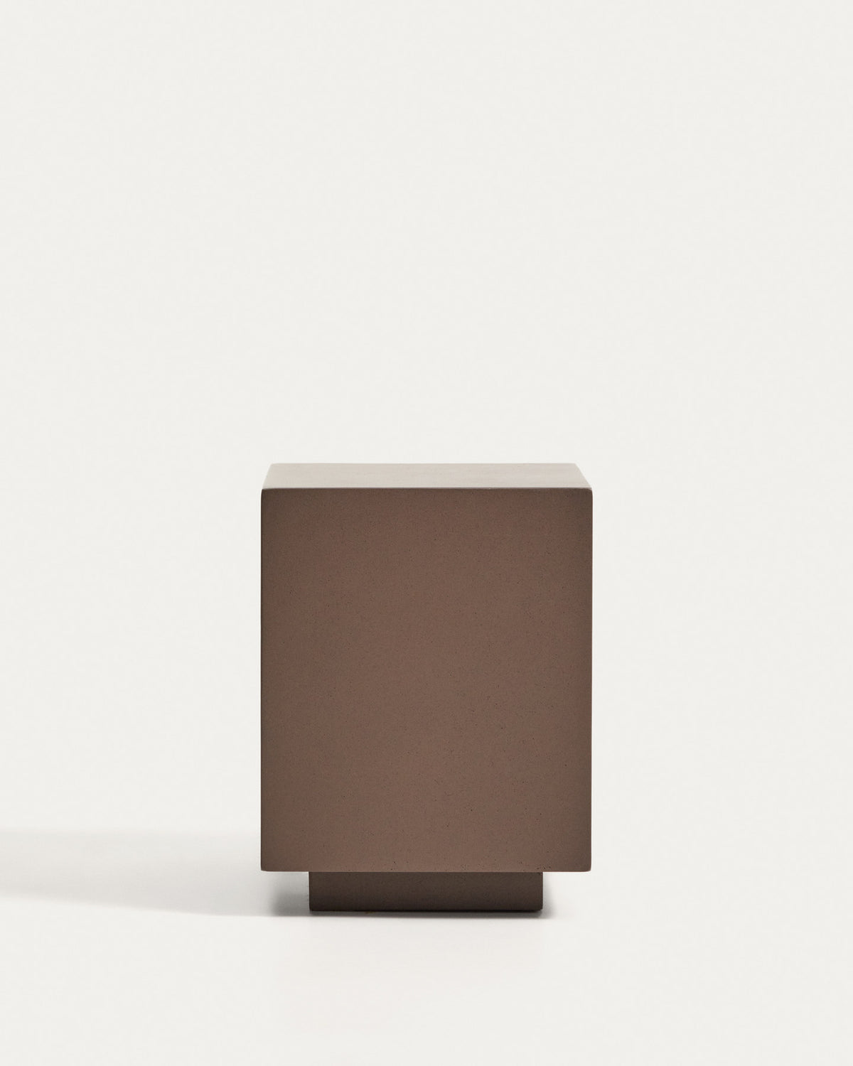 Beistelltisch Rustella aus braunem Zement, 35 x 35 cm in Braun, Dunkelbraun präsentiert im Onlineshop von KAQTU Design AG. Beistelltisch Outdoor ist von Kave Home